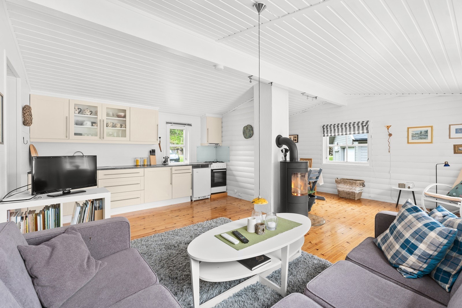 Kjøkkenet har godt med skapplass og gode arbeidsflater Galleribilde