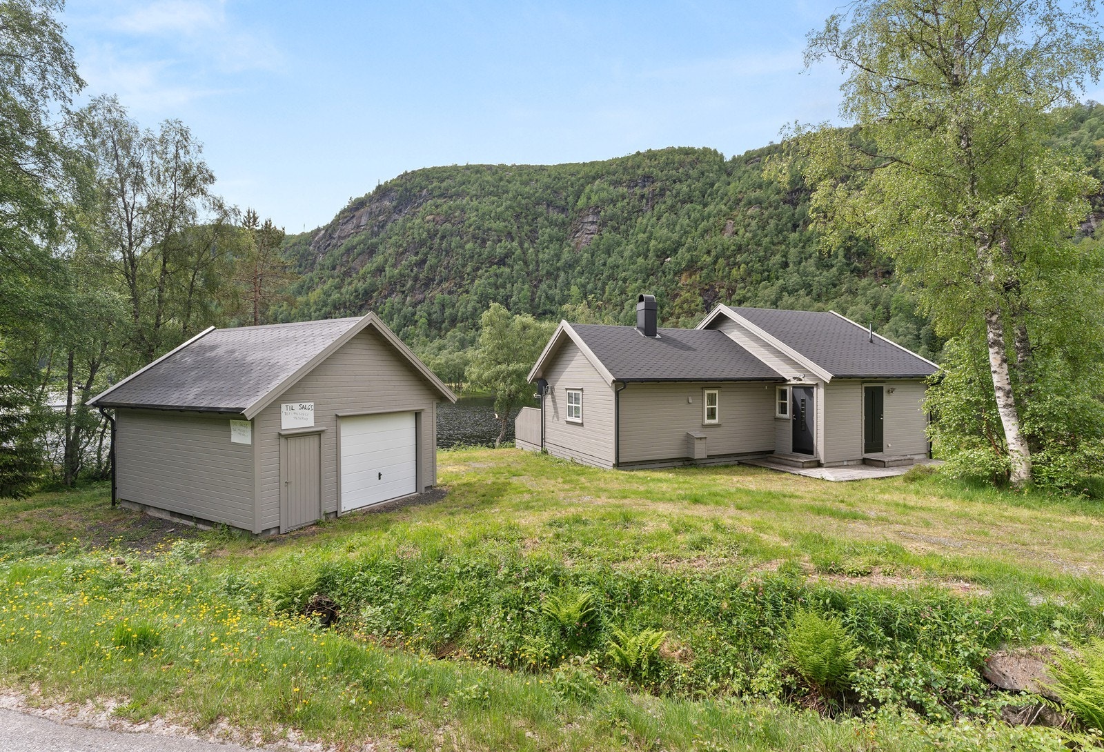 Innholdsrik og velholdt hytte med garasje Galleribilde