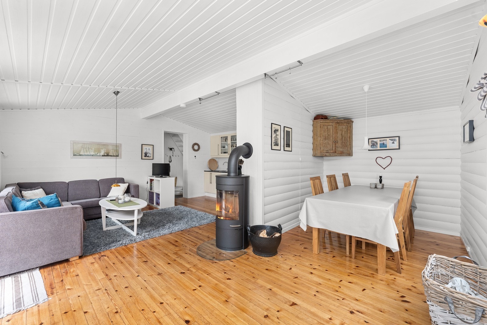 Stuen har god plass til flere sittegrupper Galleribilde