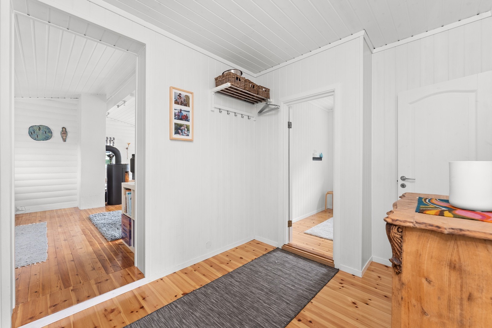 Stor gang som leder til stuen, soverommene og badet Galleribilde