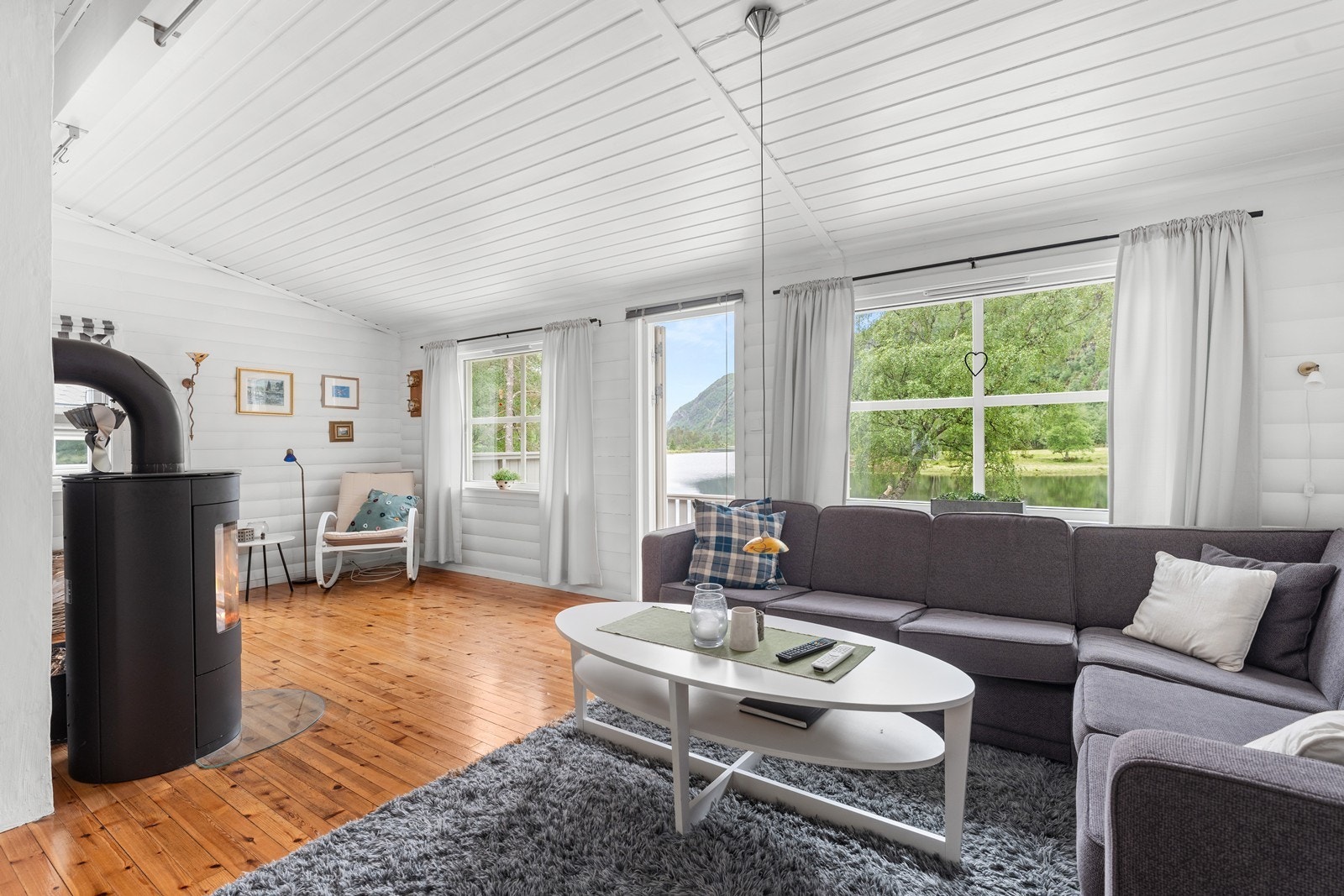 Ildstedet skaper en et lunt midtpunkt i stuen Galleribilde