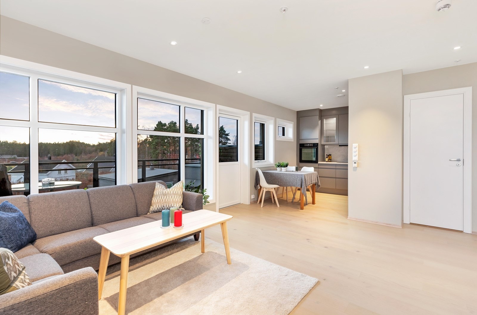 Stue med store vindusflater og utgang til balkong Galleribilde