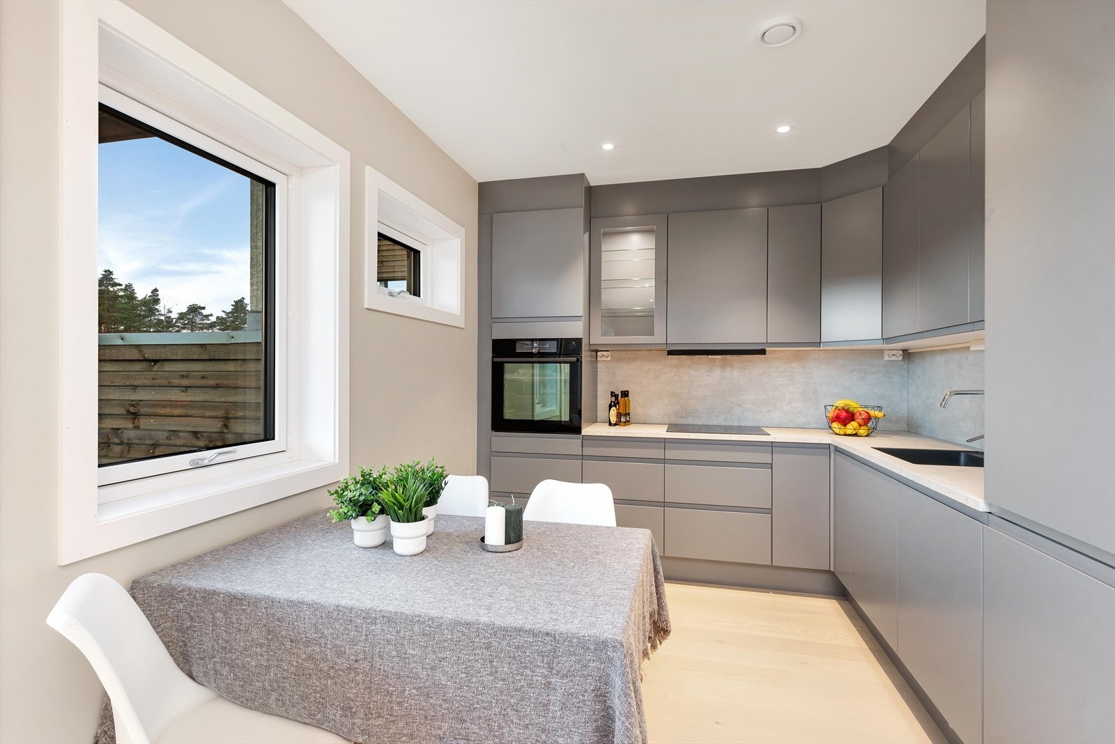 Plass til spisebord på kjøkkenet ved vinduet Galleribilde