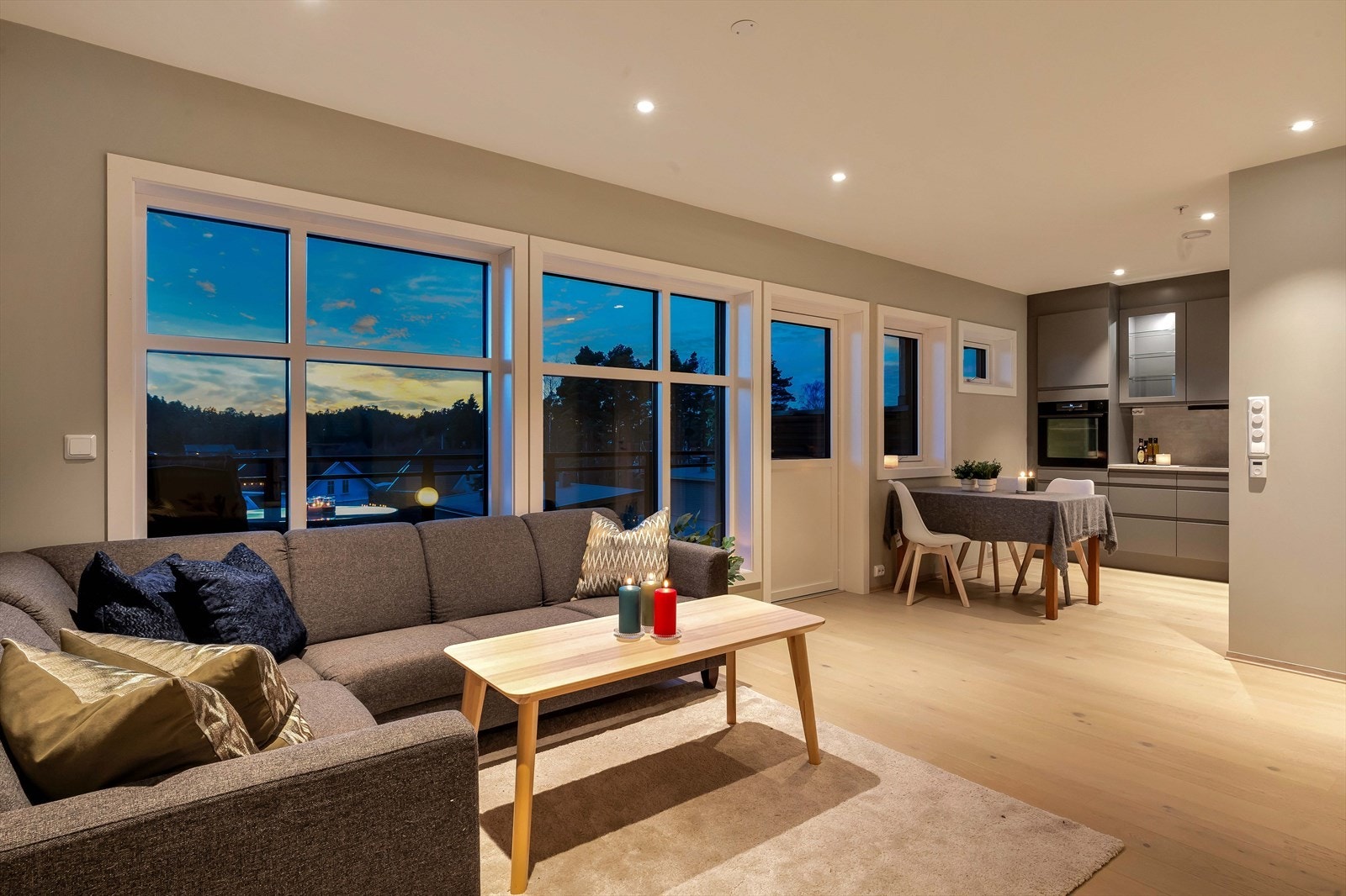 Vinduer gir godt med lysinnslipp samt utsikt over området rundt Galleribilde