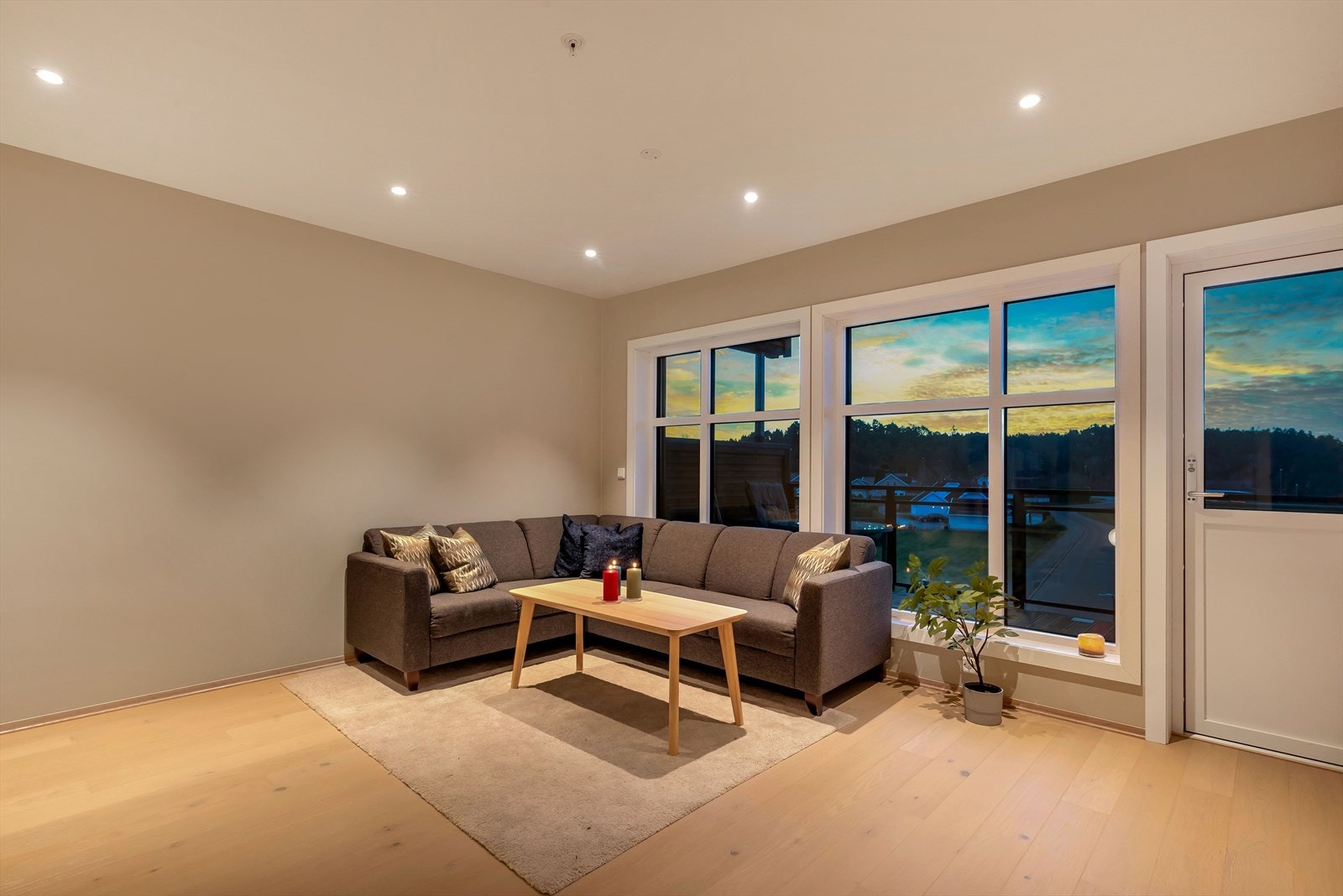 Kveldslys gjennom de gode vindusflatene Galleribilde