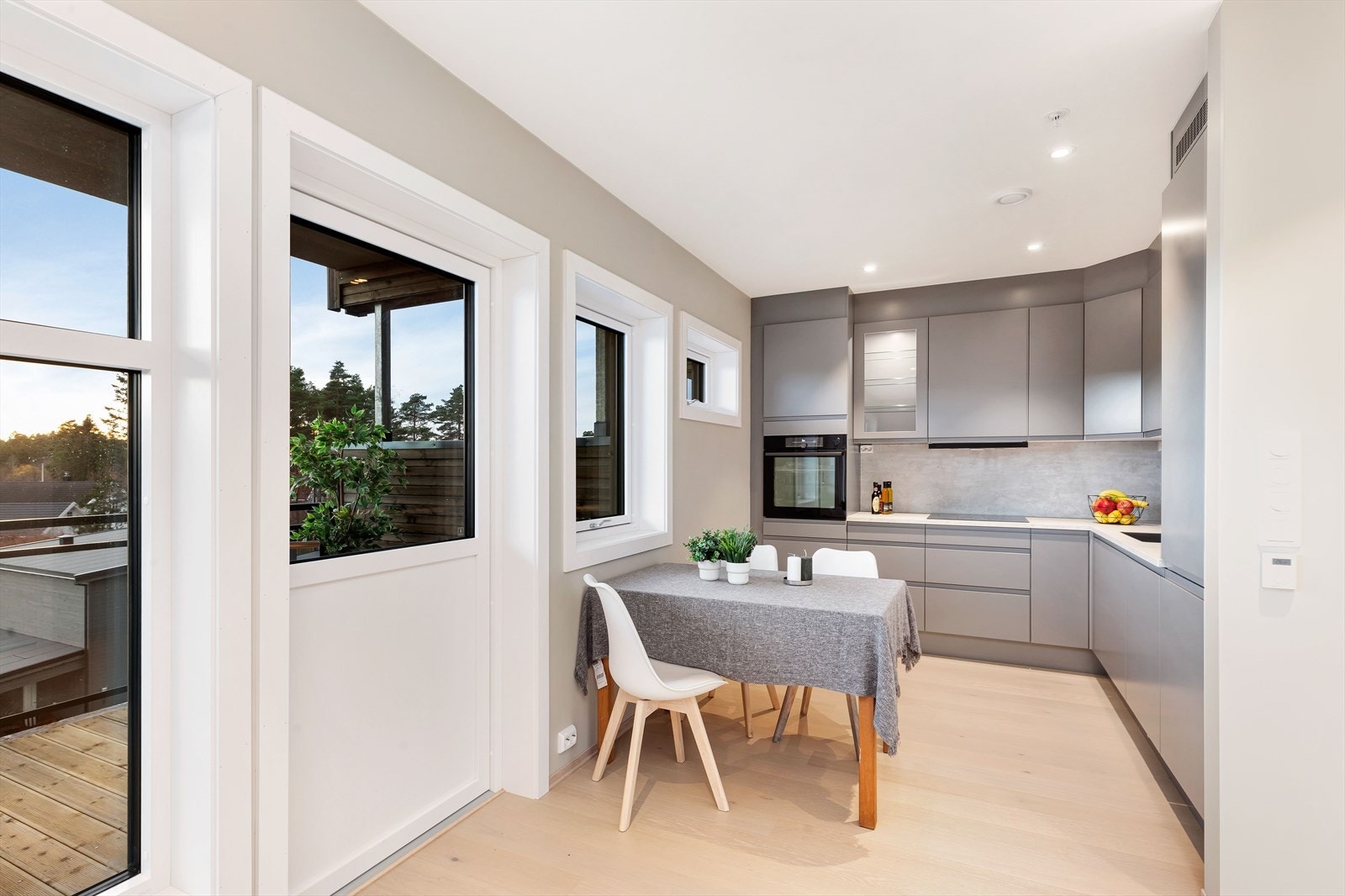 Kjøkkenet er innholdsrikt og har integrerte hvitevarer Galleribilde