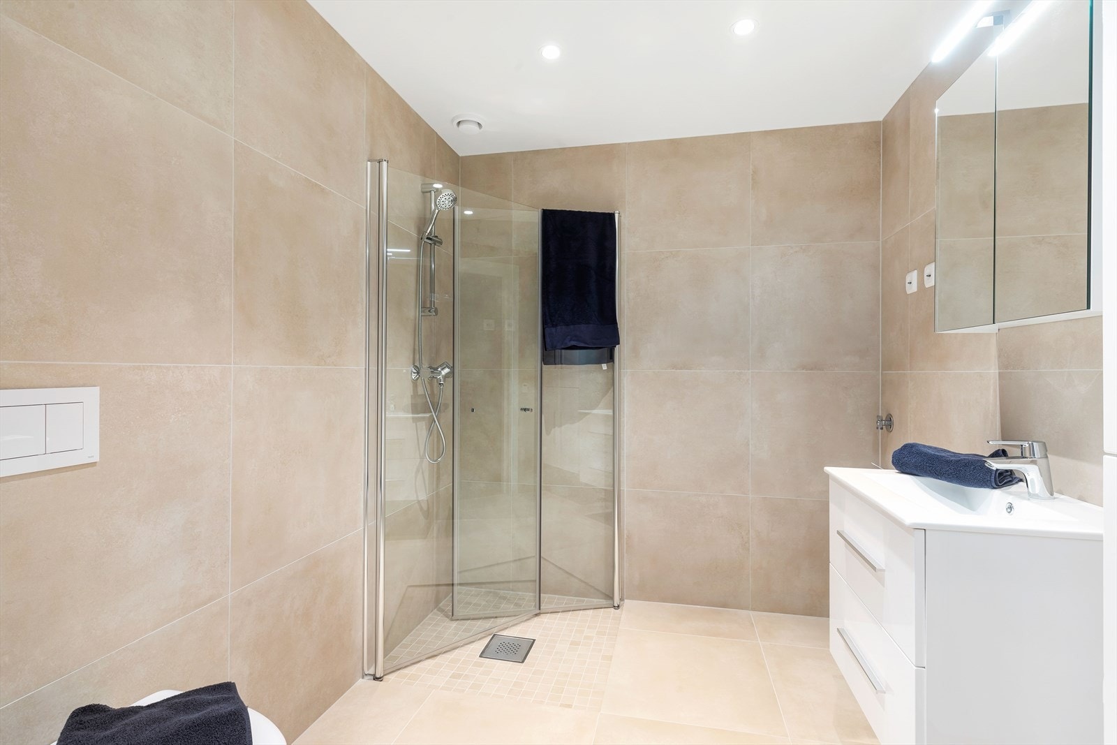 Flislagt bad med opplegg til vaskemaskin Galleribilde