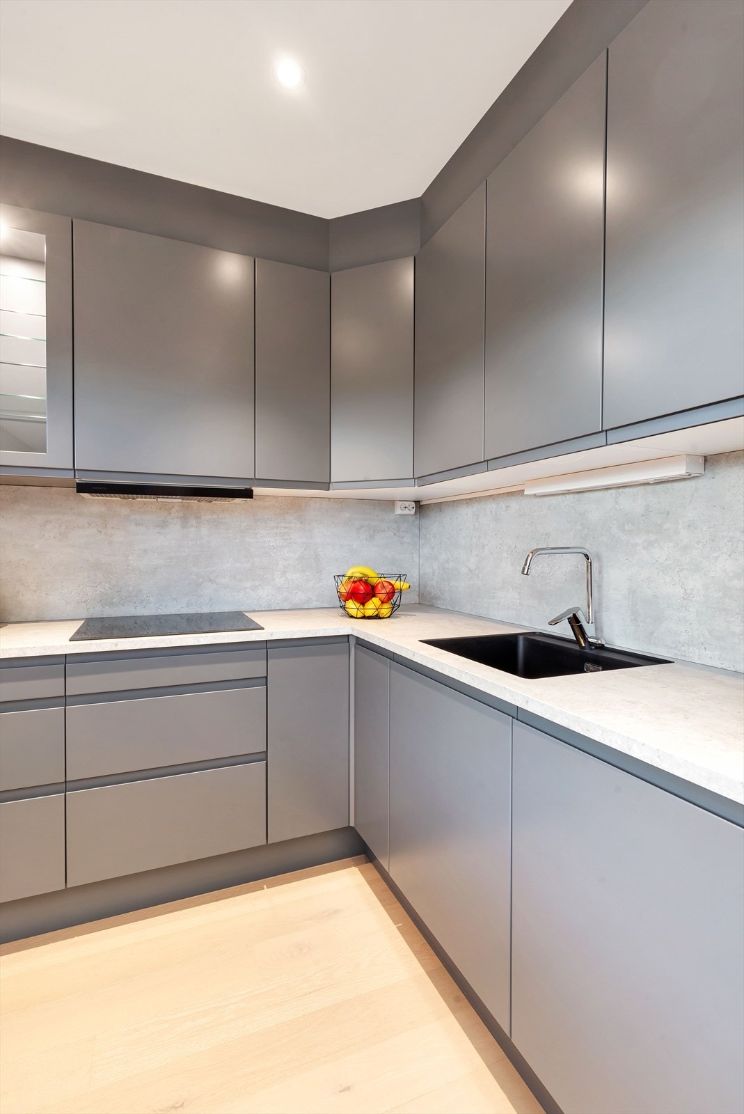 Rikelig med skap plass og arbeidsbenk Galleribilde