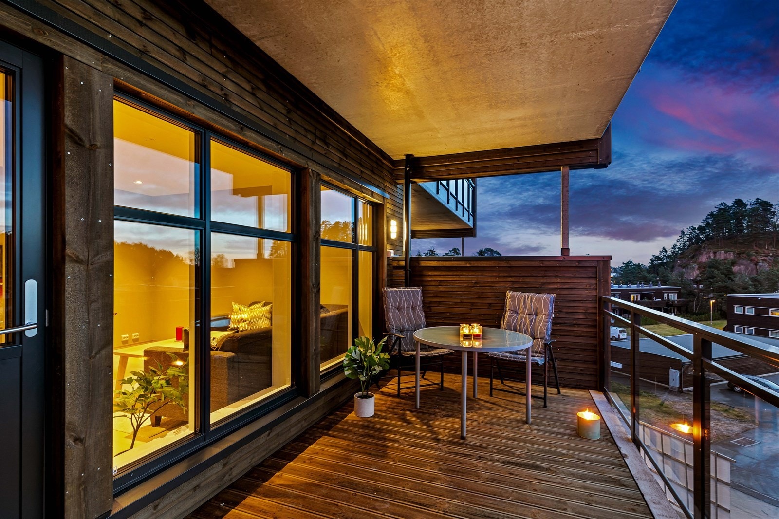 Balkongen har plass til sittegruppe Galleribilde