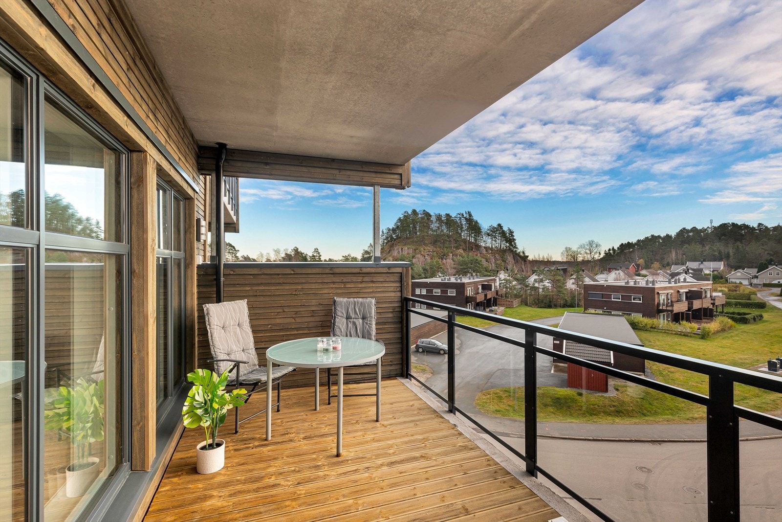 Fra balkongen ser en området rundt Ravnåsen og innkjørsel til boligene Galleribilde