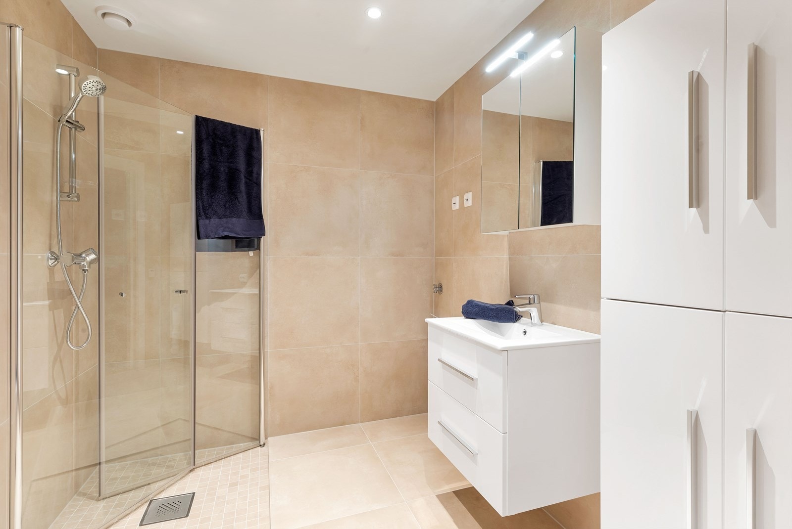 Bad med innredning og servant Galleribilde