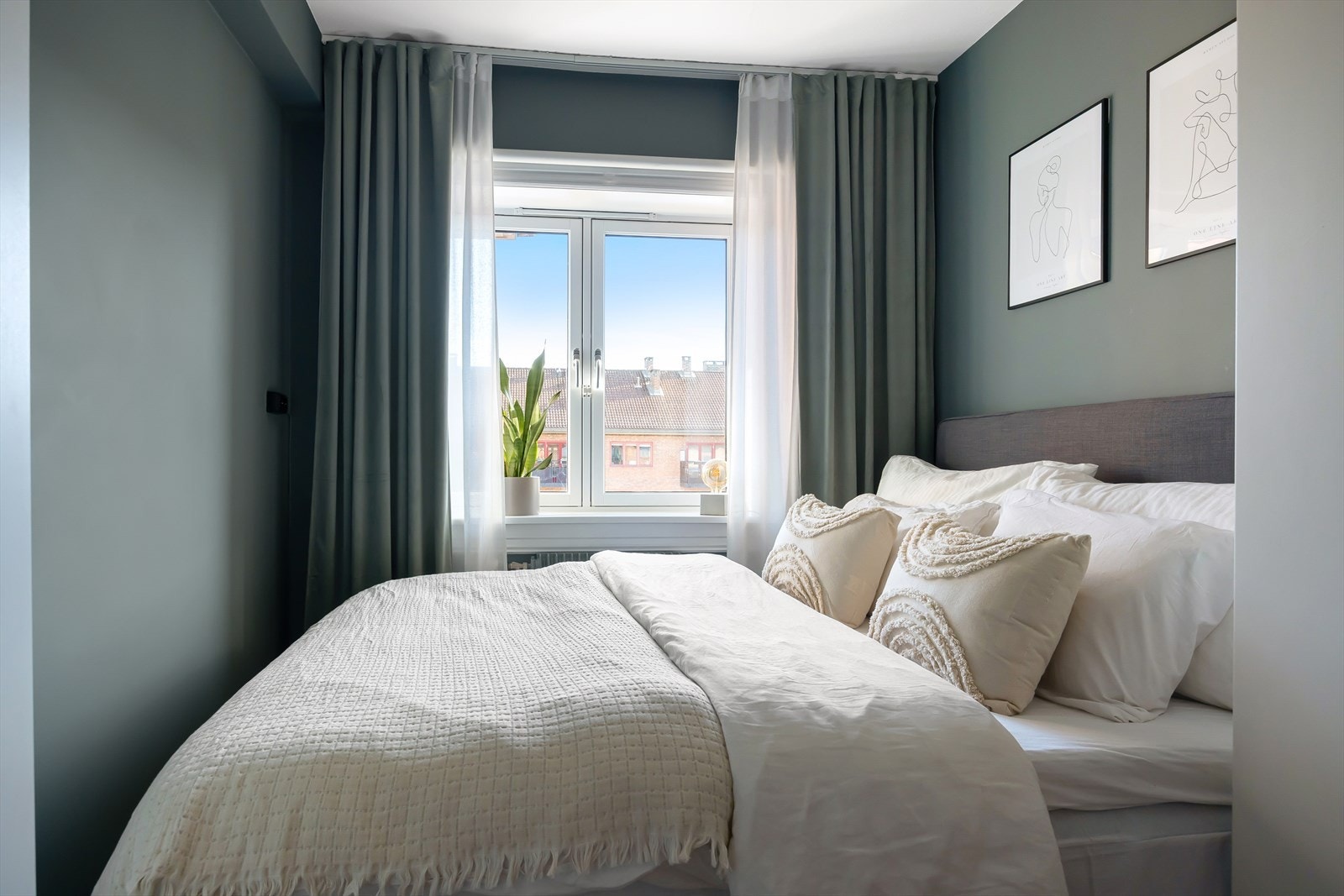 Soverommet er av god størrelse med plass til dobbeltseng, nattbord og tilhørende møbler. Galleribilde