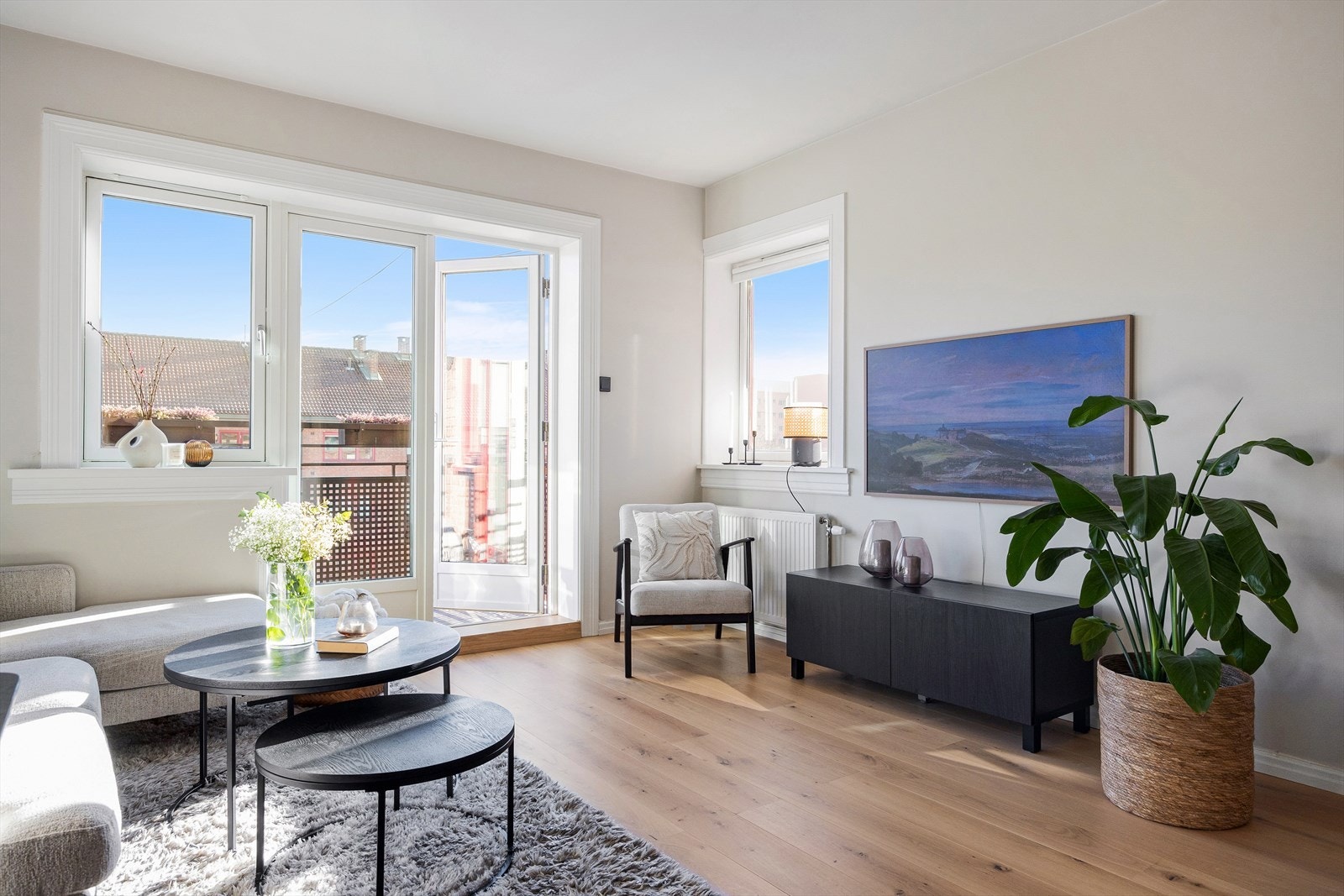 Stuen er lys og luftig med store vindusflater som sørger for rikelig med innslipp av naturlig lys. Gulvet er belagt med flott 1-stavs parkett, og overflatene er malt i delikate og moderne fargetoner. Galleribilde