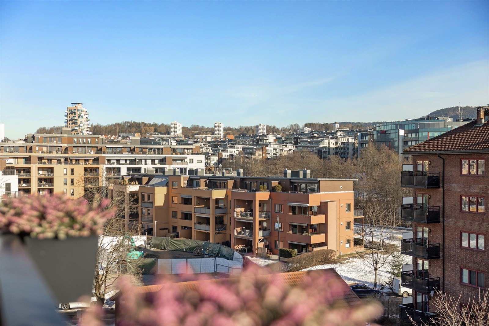 Balkongen er lys og luftig med flott utsikt mot Akerselva og Grefsen. Galleribilde