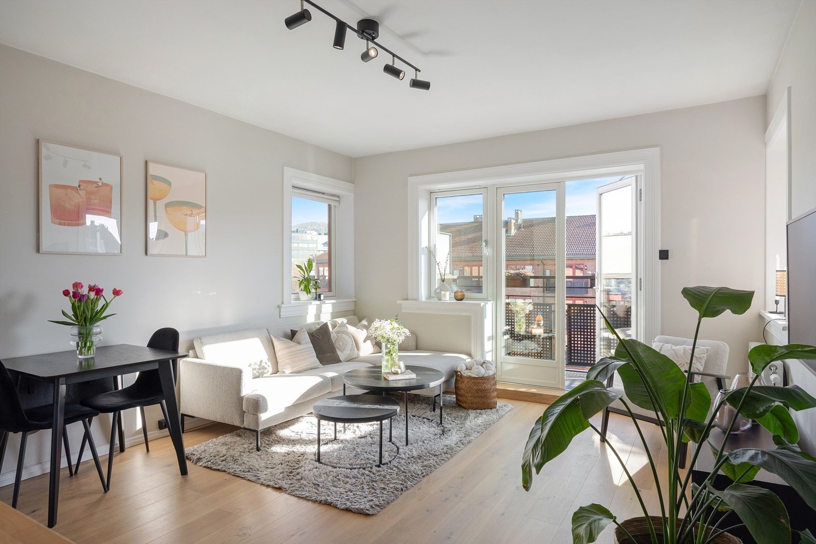 Velkommen til Maridalsveien 231B! Dette er en delikat og lys 2-roms leilighet som ligger urbant til på Nydalen/Bjølsen med enkel adkomst til det meste av bymessige fasiliteter. Galleribilde