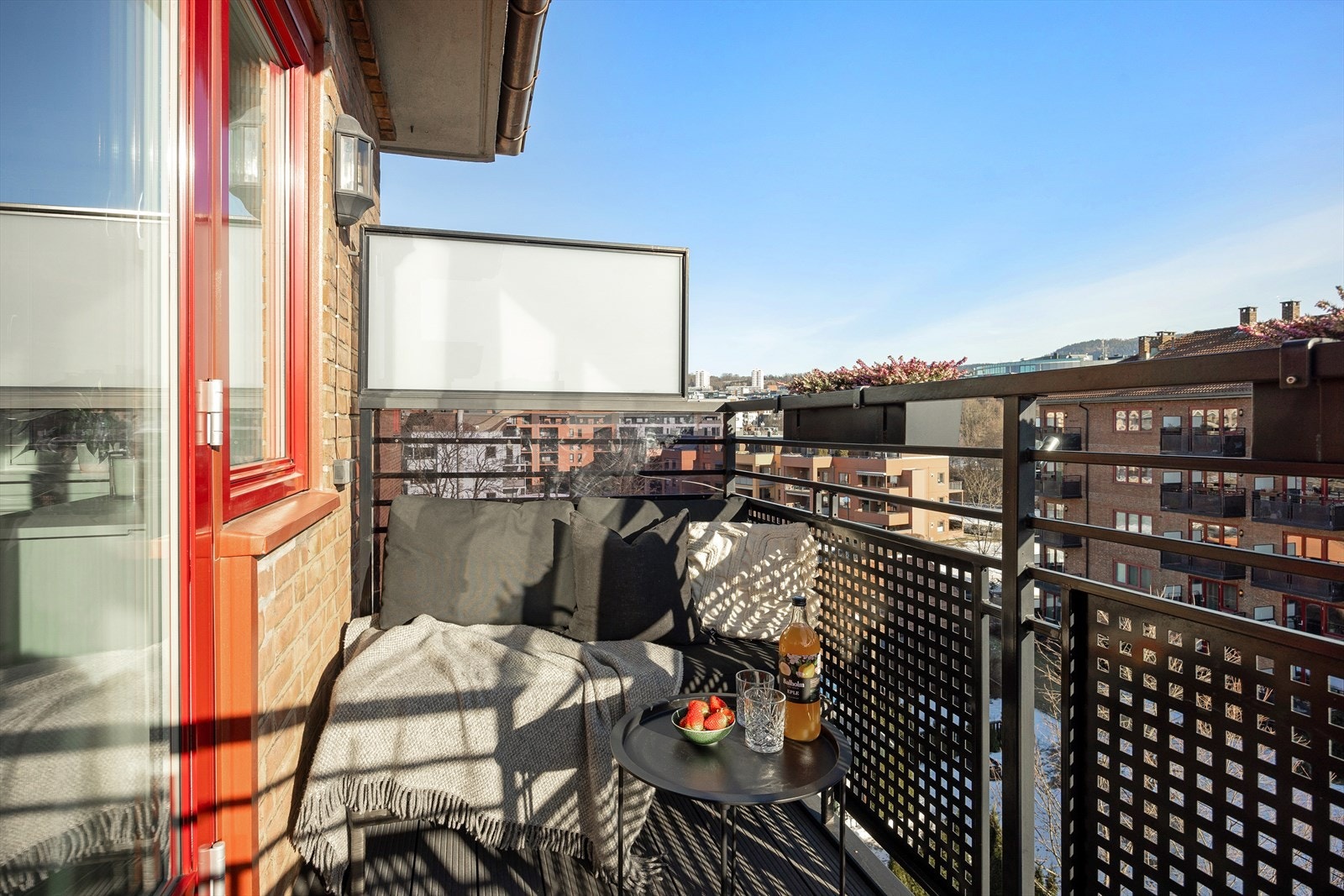 Leiligheten ligger i byggets øvereste etasje og har en flott og luftig balkong. Galleribilde