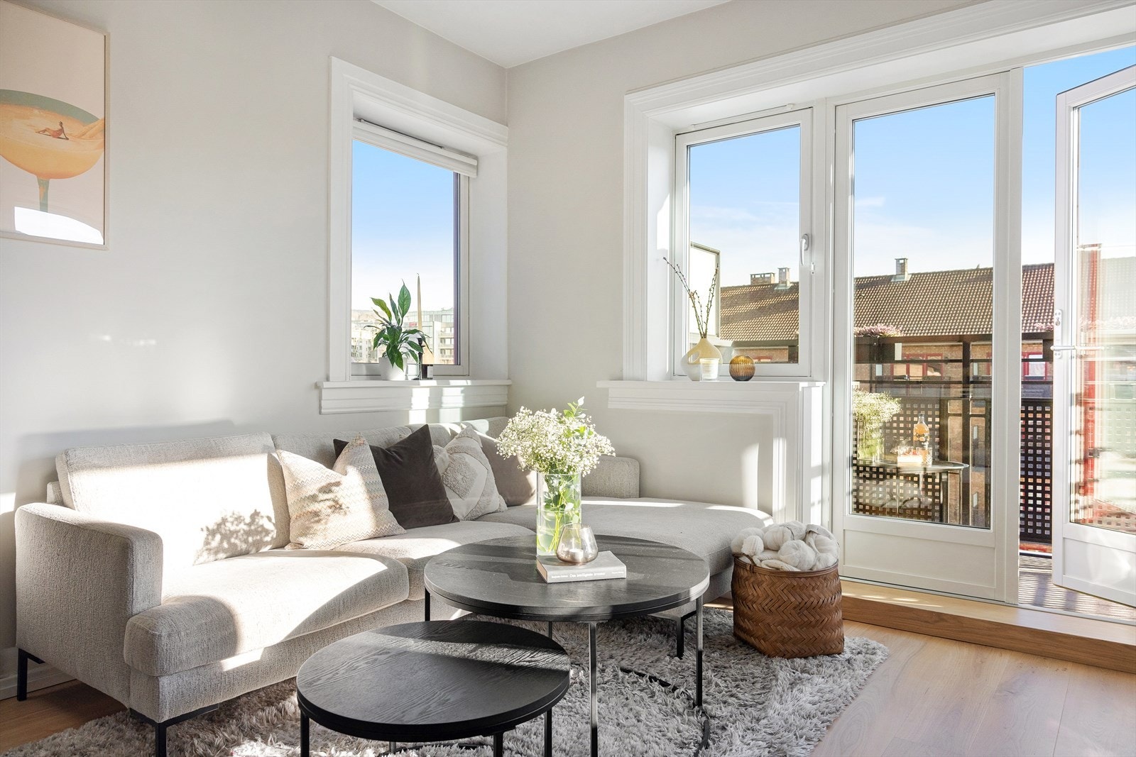 Planløsningen åpner opp for flere møbleringsmuligheter med god plass til sofagruppe, TV-møbler og spisebord med tilhørende stoler. Galleribilde