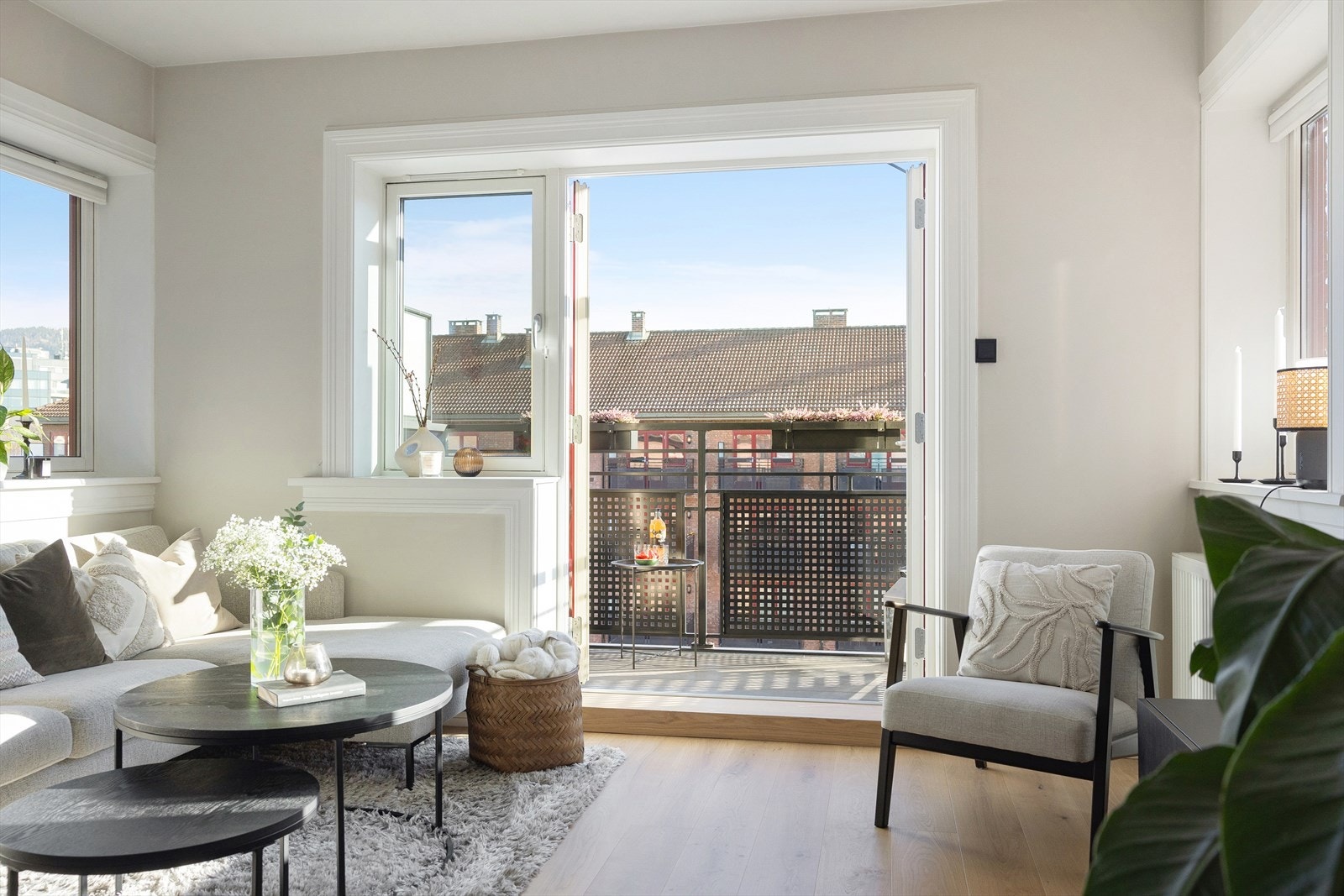 Fra stuen er det utgang til en balkong på ca. 4m². Her kan man åpne balkongdøren og få en forlengelse av stuen som innbyr til samvær og fine stunder med familie og venner! Galleribilde