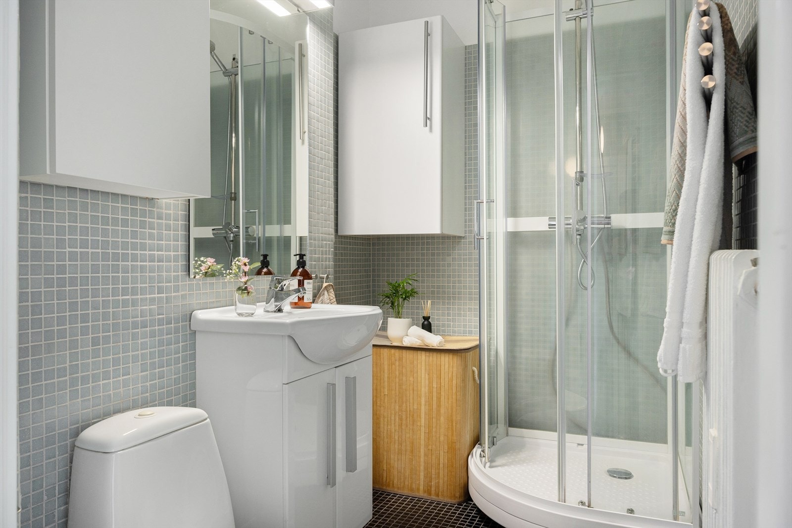 Det er naturlig avtrekksventilasjon og et skap er montert for ekstra oppbevaring. Galleribilde