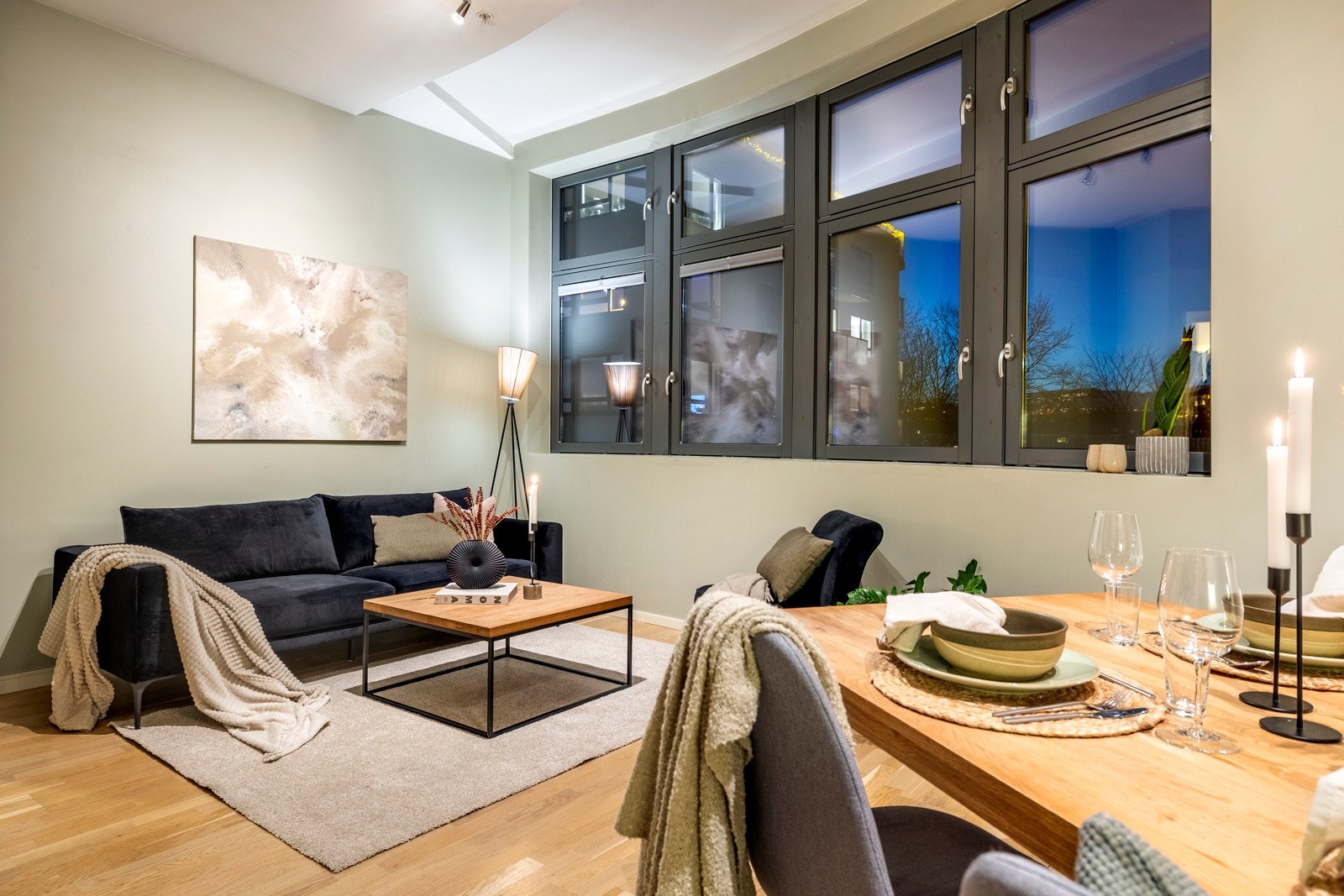 Her kan det enkelt innredes med sofagruppe, TV-møblement og spiseseksjon. Galleribilde