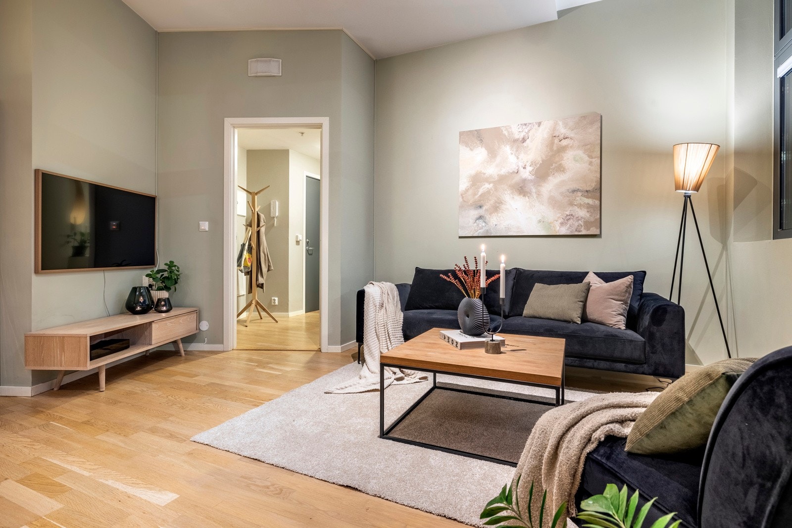 Veggene er malt i moderne, tidsriktige farger og gulvet er belagt med tre-stavs eikeparkett. Galleribilde