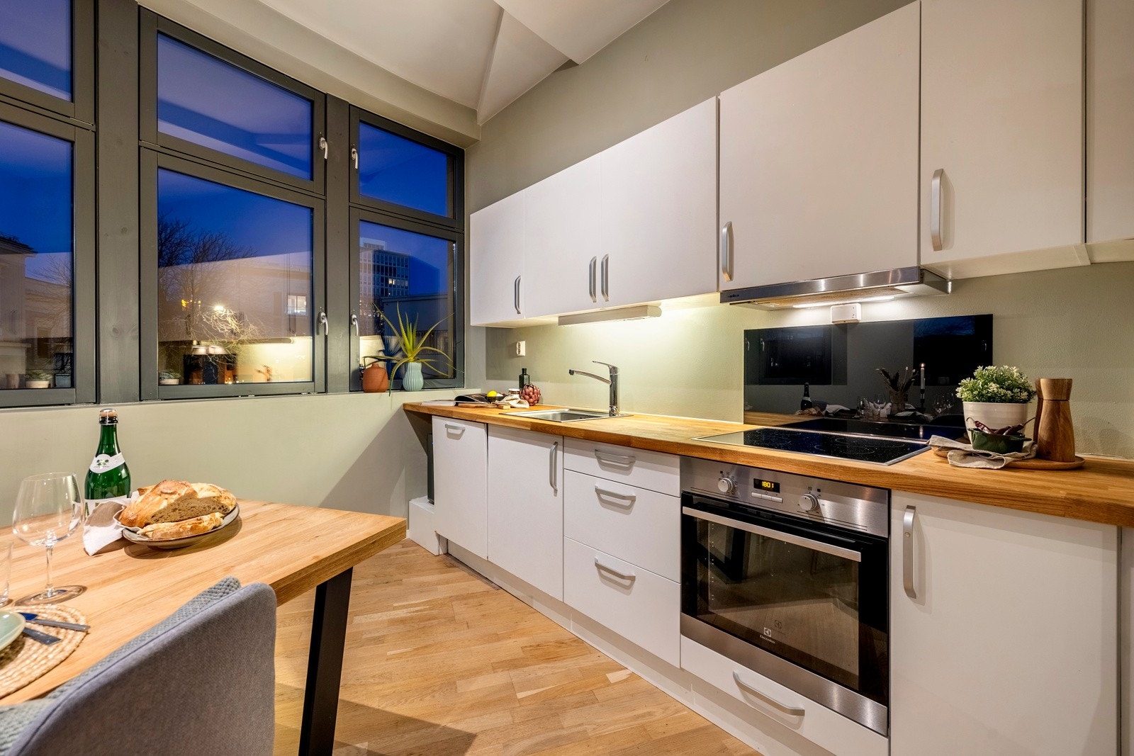 Kjøkkenet byr på integrerte hvitevarer som komfyr, koketopp og oppvaskmaskin. Galleribilde