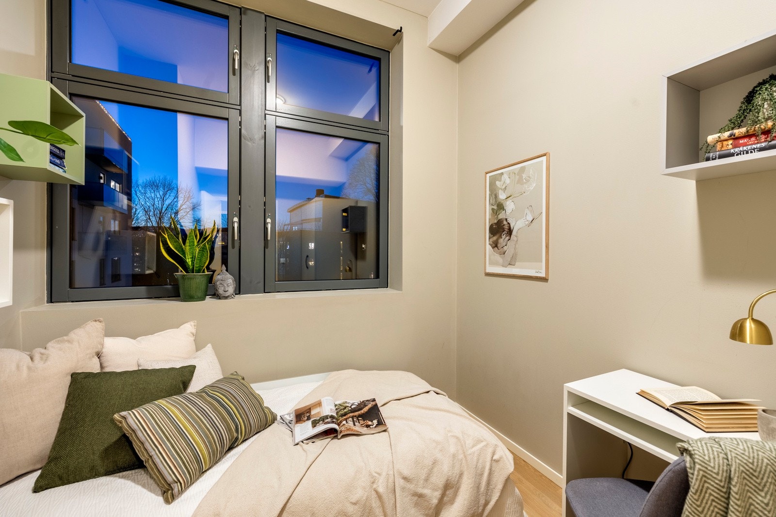 Rommet har plass god plass til seng og nattbord. Galleribilde