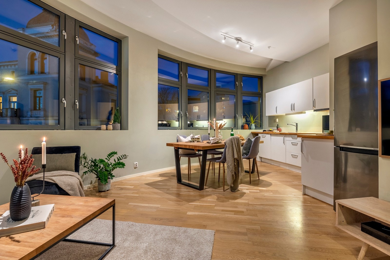 Leiligheten har en åpen stue- og kjøkkenløsning, noe som skaper en sosialt og hyggelig allrom. Galleribilde