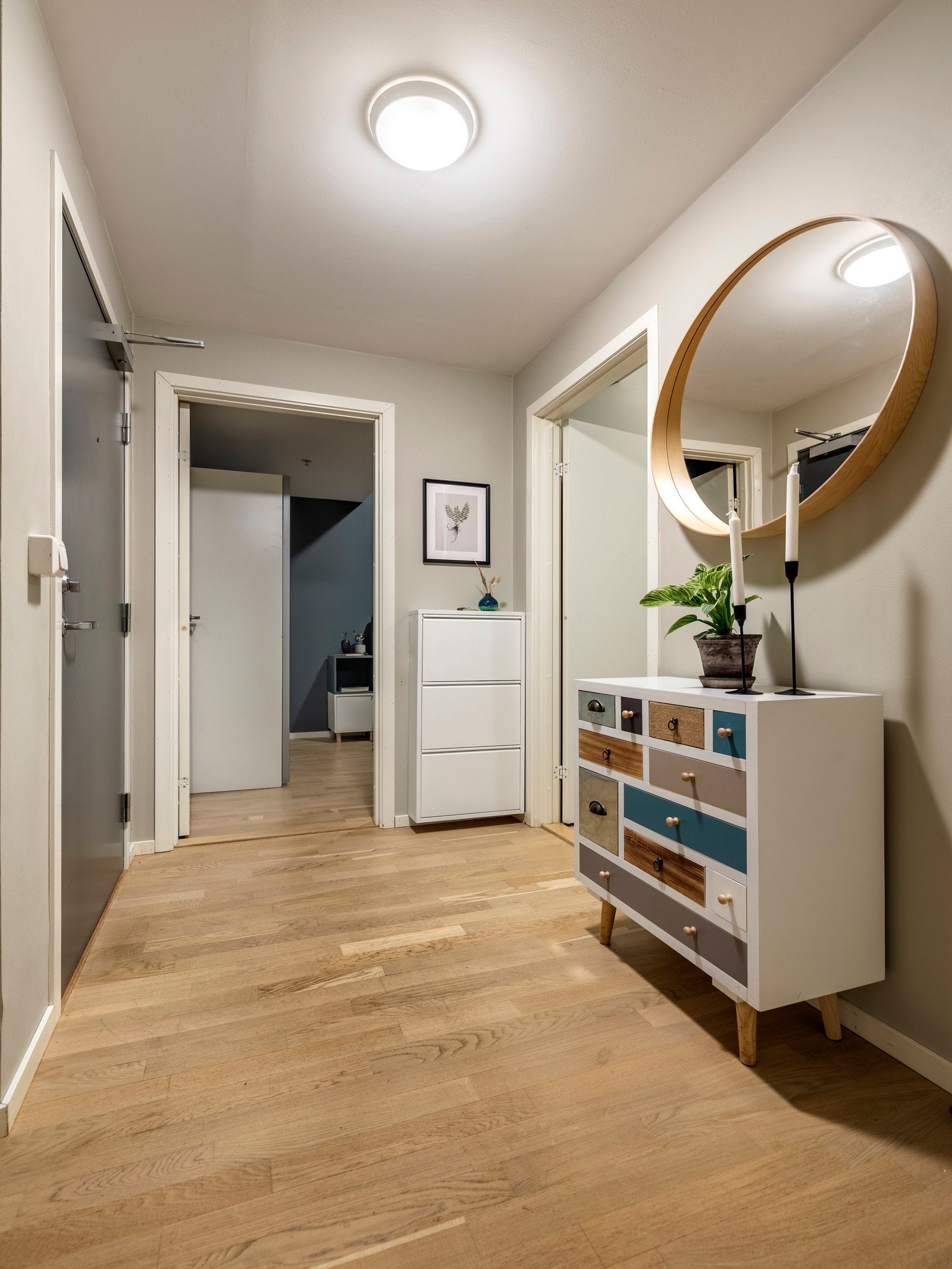 Entréen kan enkelt innredes med ulike garderobeløsninger for oppbevaring av klær, sko og annet utstyr. Galleribilde