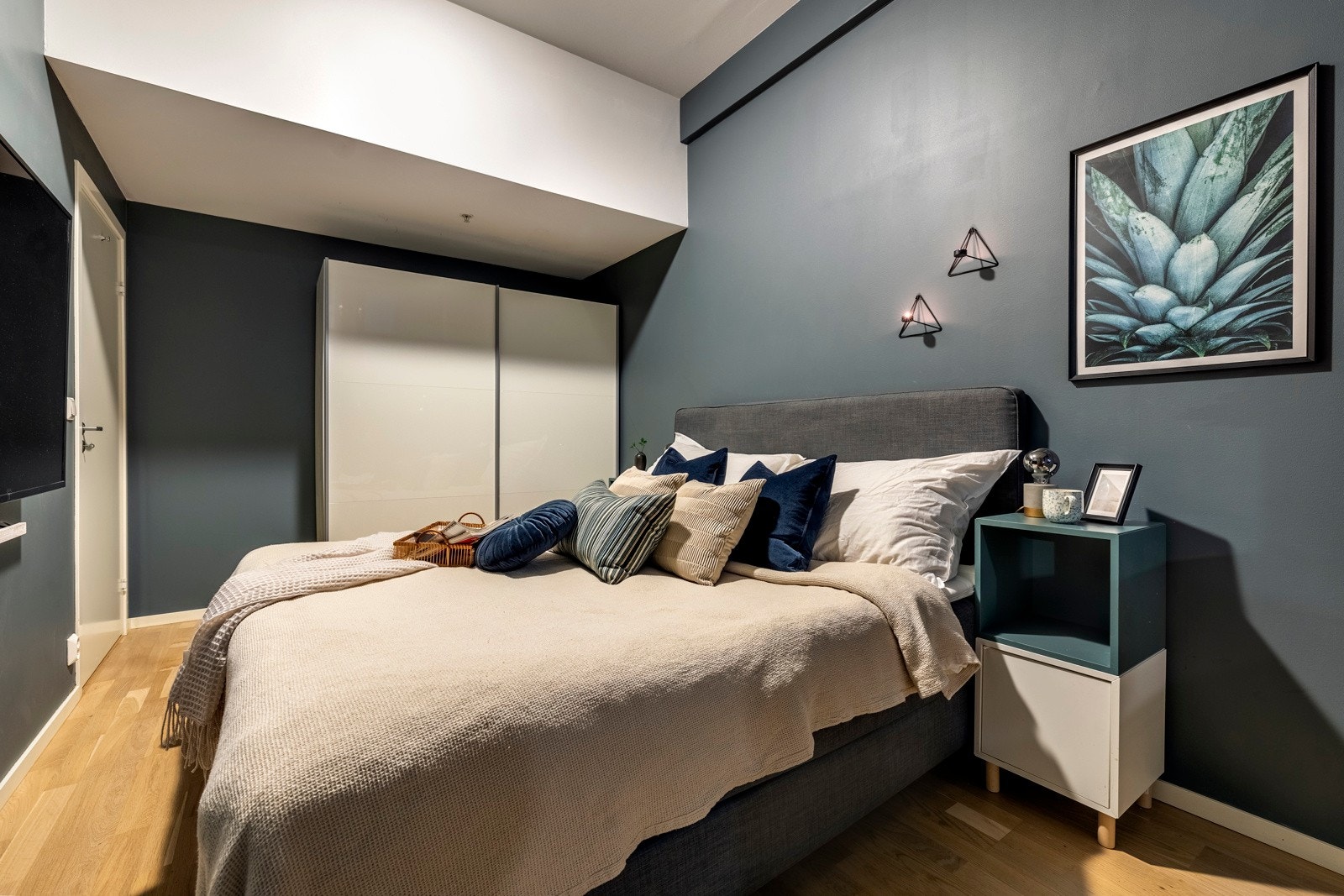 Hovedsoverommet har god plass til seng og nattbord, og rommet er innredet med en praktisk skyvedørsgarderobe. Galleribilde