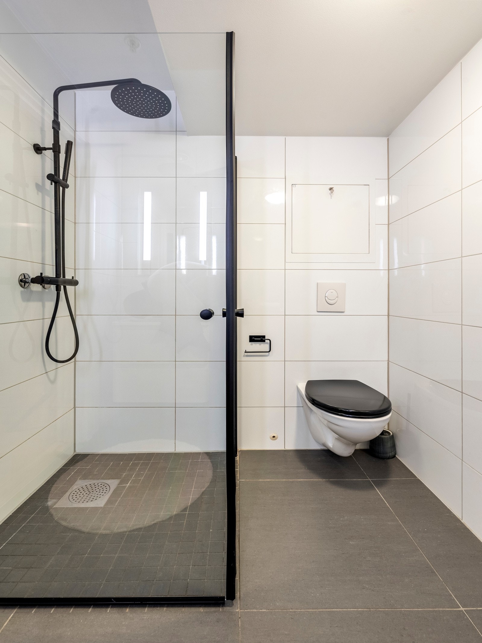 Badet har flislagte vegger og gulv med varmekabler. Galleribilde