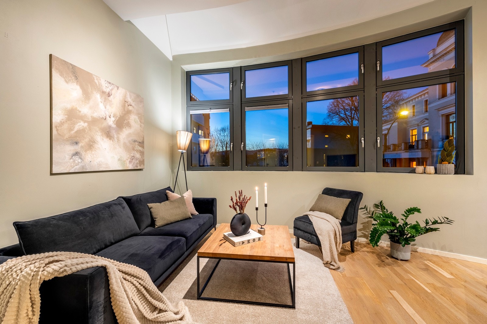 Stuen har store vindusflater som slipper inn rikelig med naturlig lys. Galleribilde