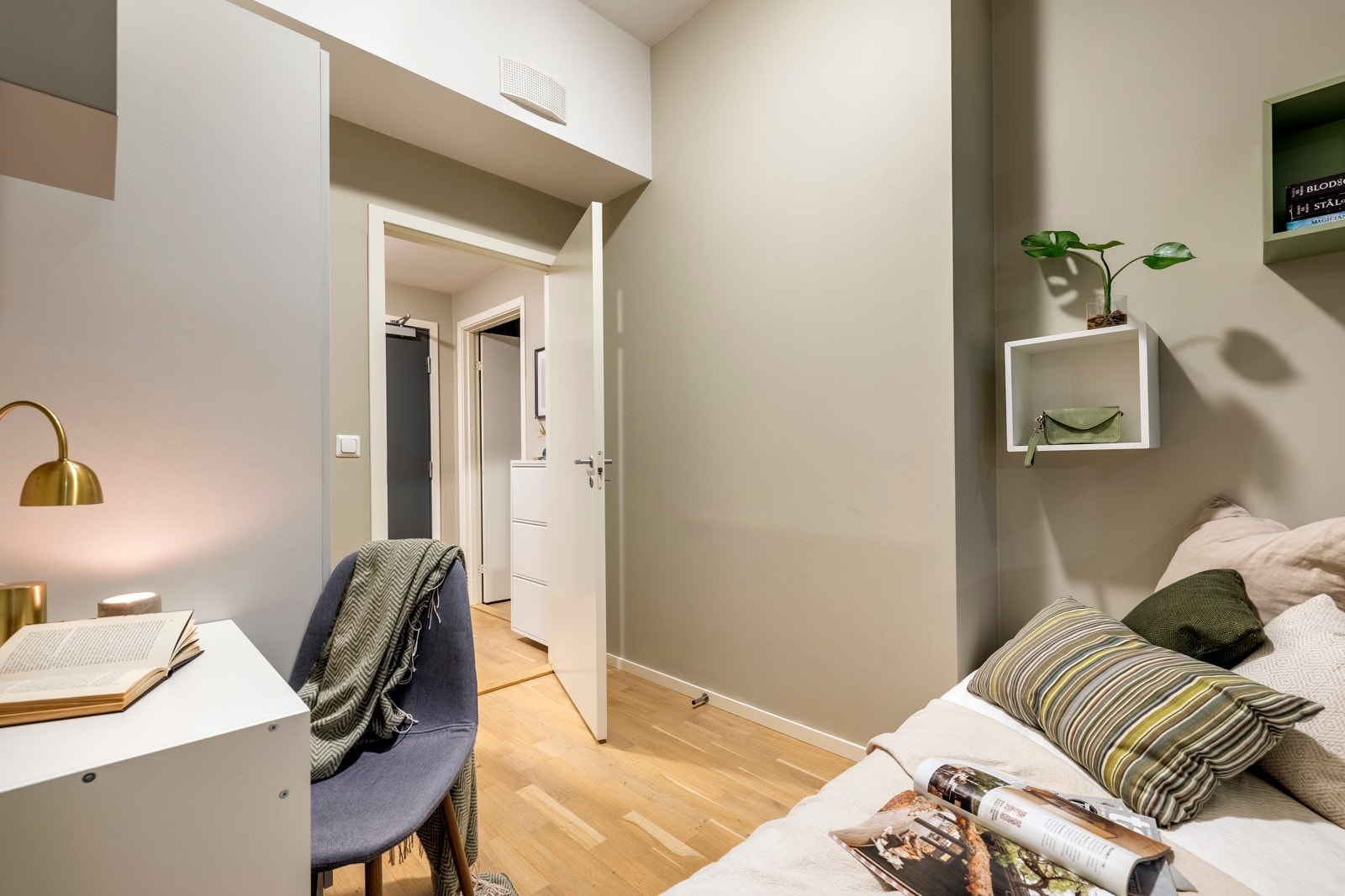 Dette romemt er også innredet med et garderobeskap. Galleribilde