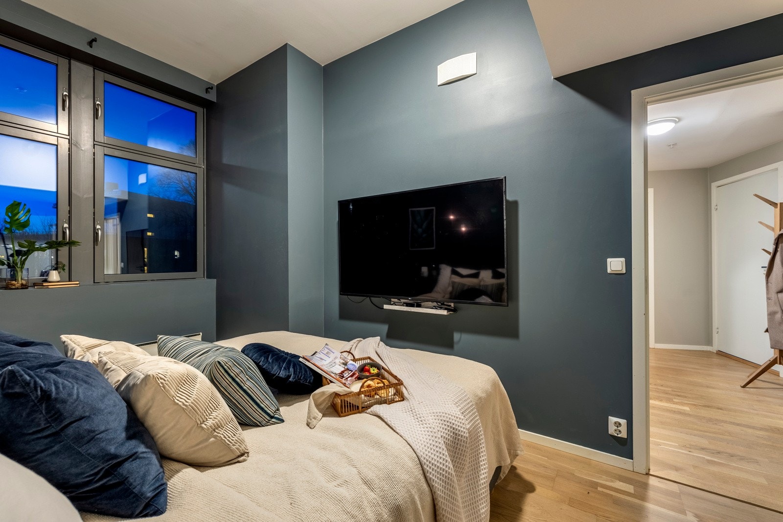 Soverommene er malt i behagelige fargetoner og gulvet er belagt med tre-stavs eikeparkett. Galleribilde