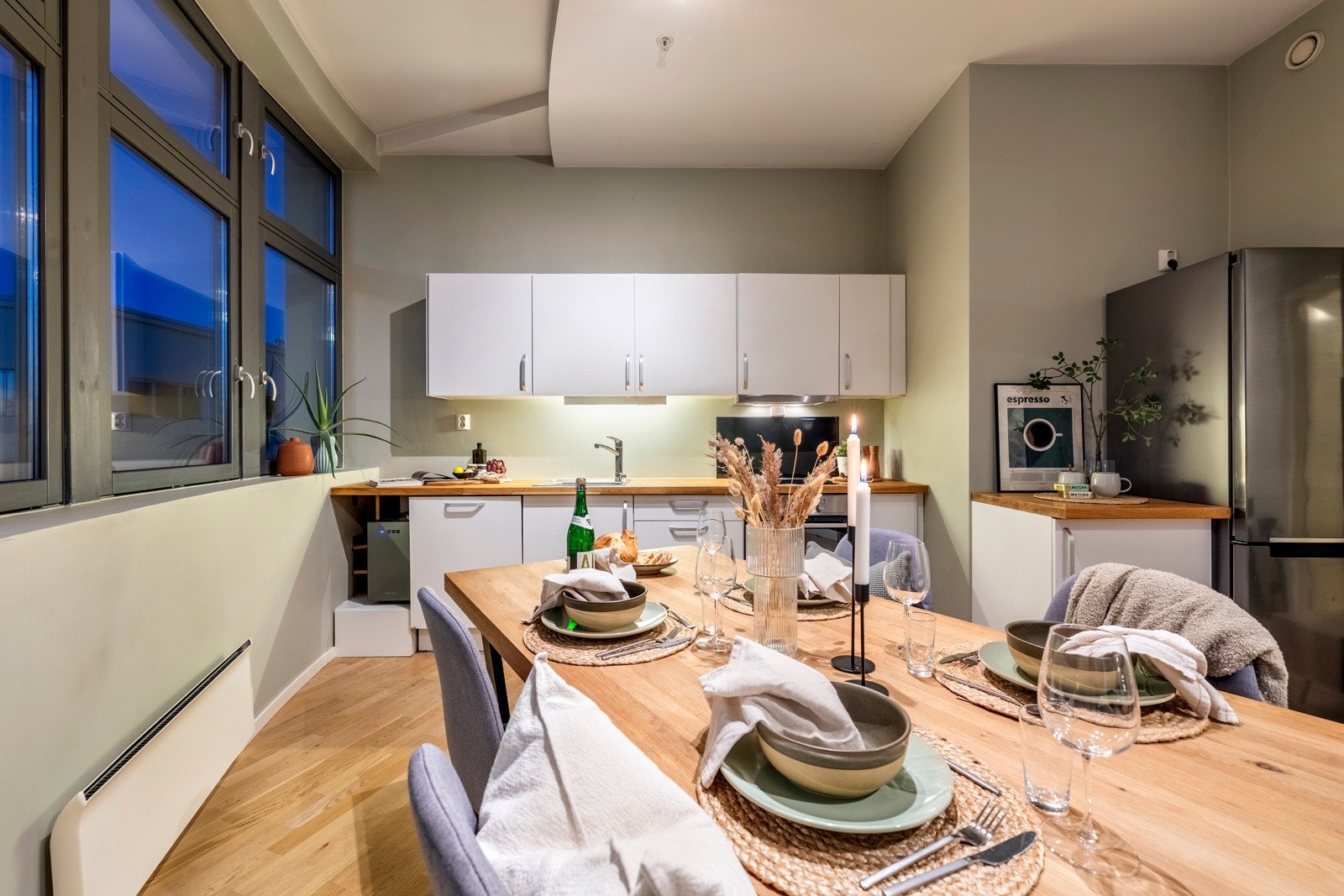 Stilrent og moderne kjøkken med lysmalte slette fronter og heltre benkeplater med nedfelt oppvaskkum. Galleribilde