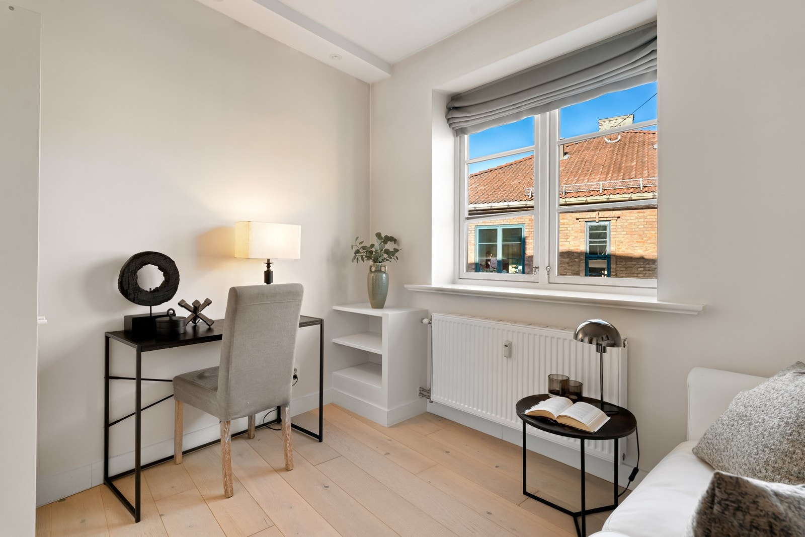 Rommet passer ideelt som gjesterom eller hjemmekontor, men fungerer også utmerket som et fullverdig soverom. Galleribilde