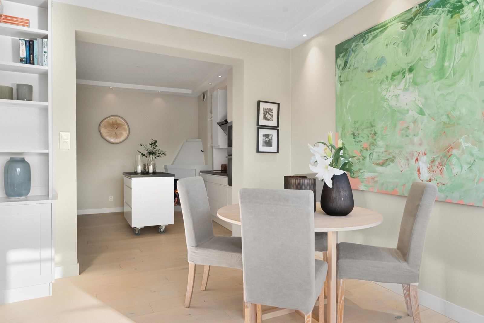 Ved siden av kjøkkenet er det plass til et romslig spiseområde, perfekt for hyggelige middager og sammenkomster. Galleribilde