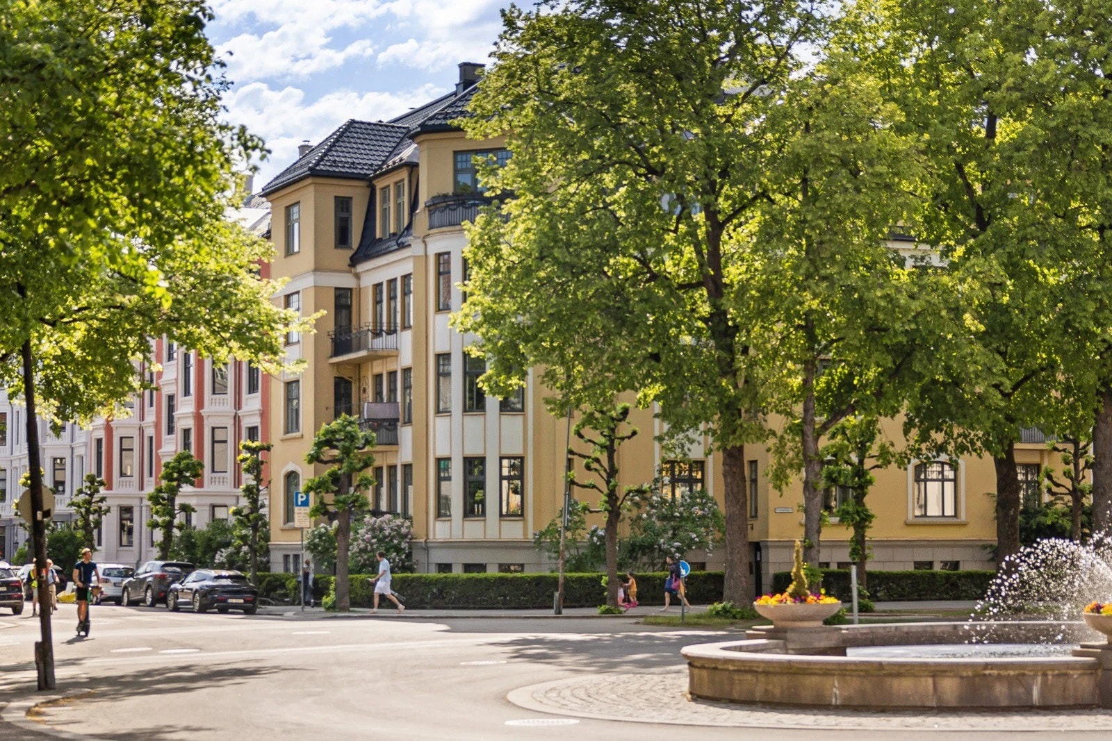 Arno Bergs Plass og Løvenskiolds gate er svært innbydende i sommerhalvåret Galleribilde