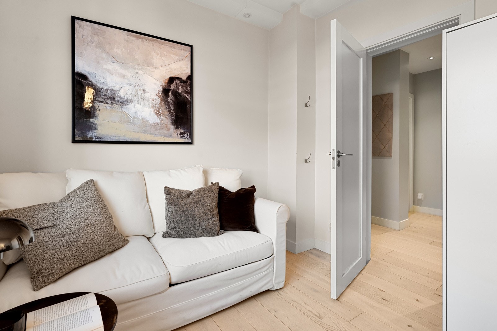 Pent soverom II med plass til seng og nattbord, og muligheter for garderobeløsning om ønskelig. Galleribilde