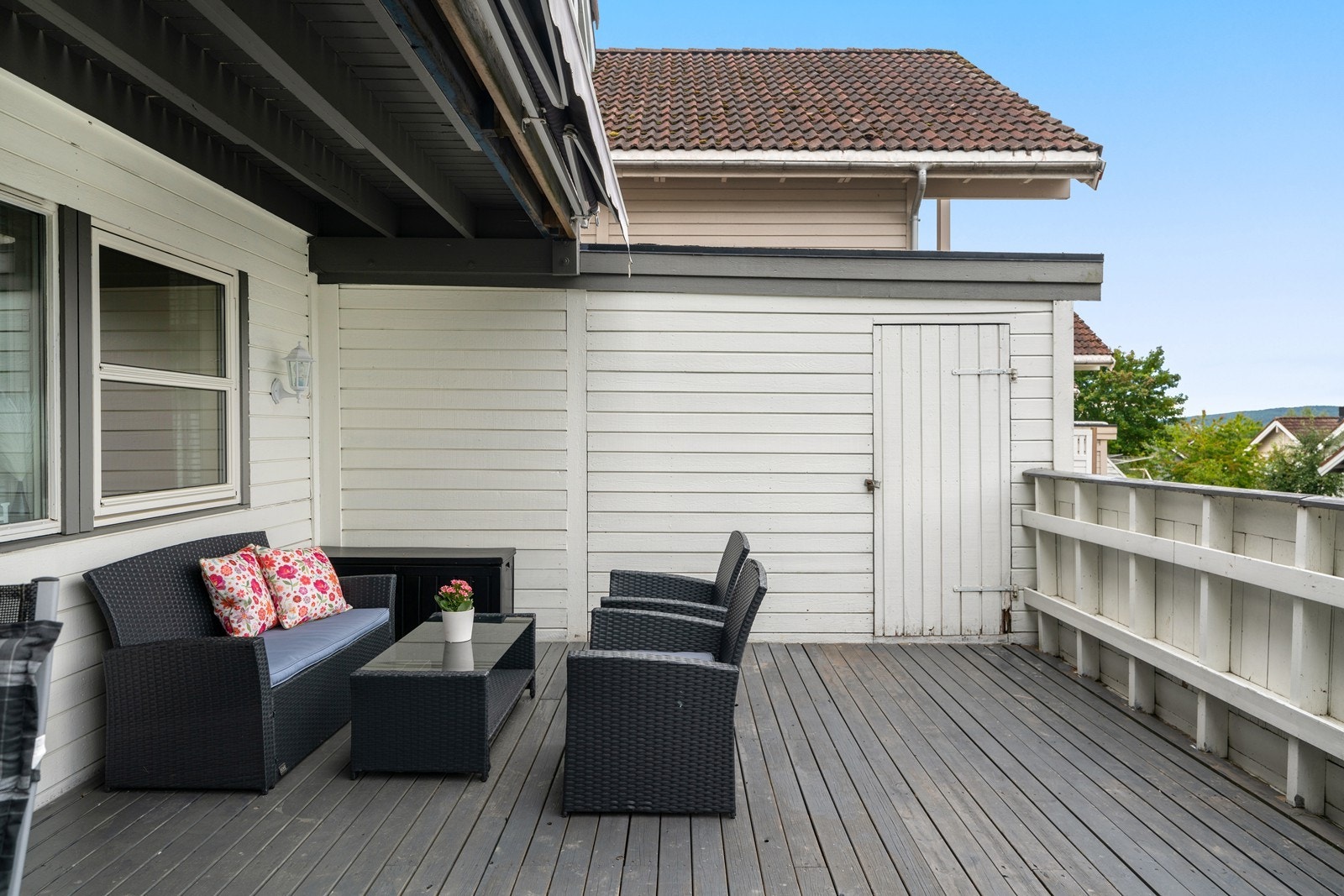 Terrasse. Dør til utebod Galleribilde