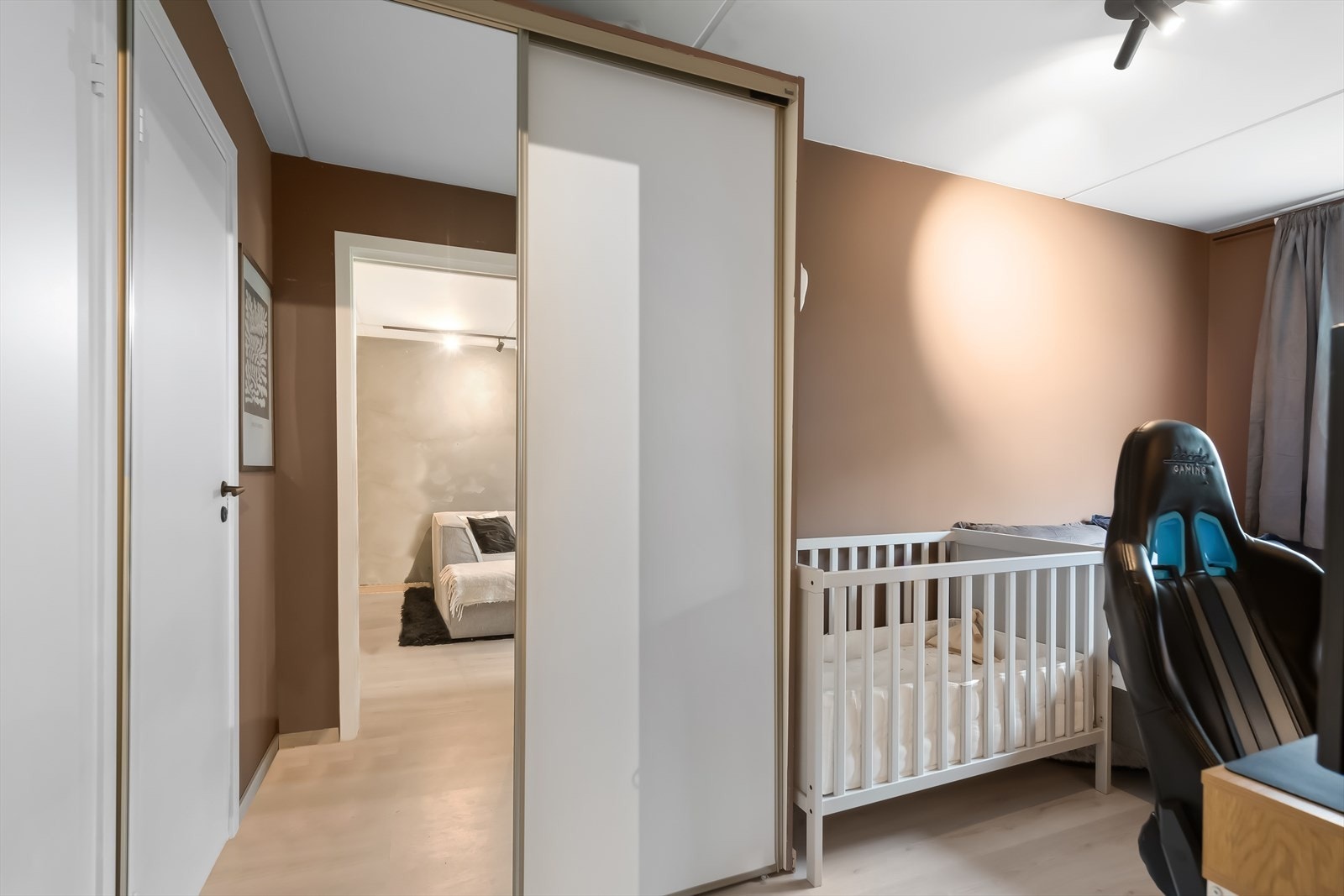 Det er montert en skyvedørsgarderobe med god plass for oppbevaring av klær. Galleribilde