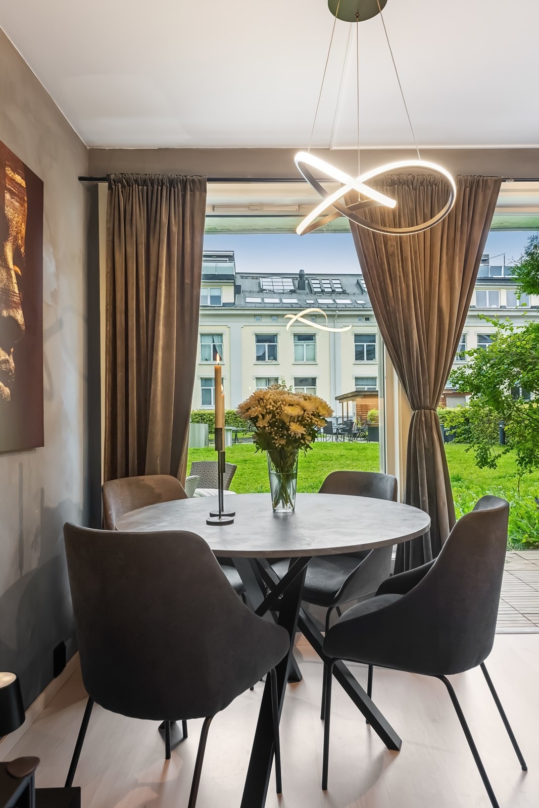 Det er lagt nyere slitesterkt laminatgulv i stue og kjøkken. Galleribilde