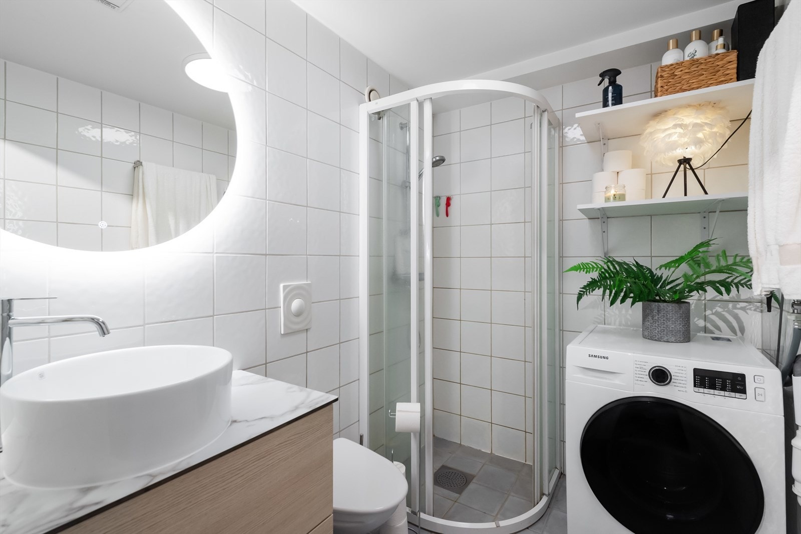 Det er for øvrig montert fine hylleløsninger på vegg for praktisk oppbevaringsmuligheter og opplegg for vaskemaskin. Dette er et perfekt sted for å starte en god dag! Galleribilde