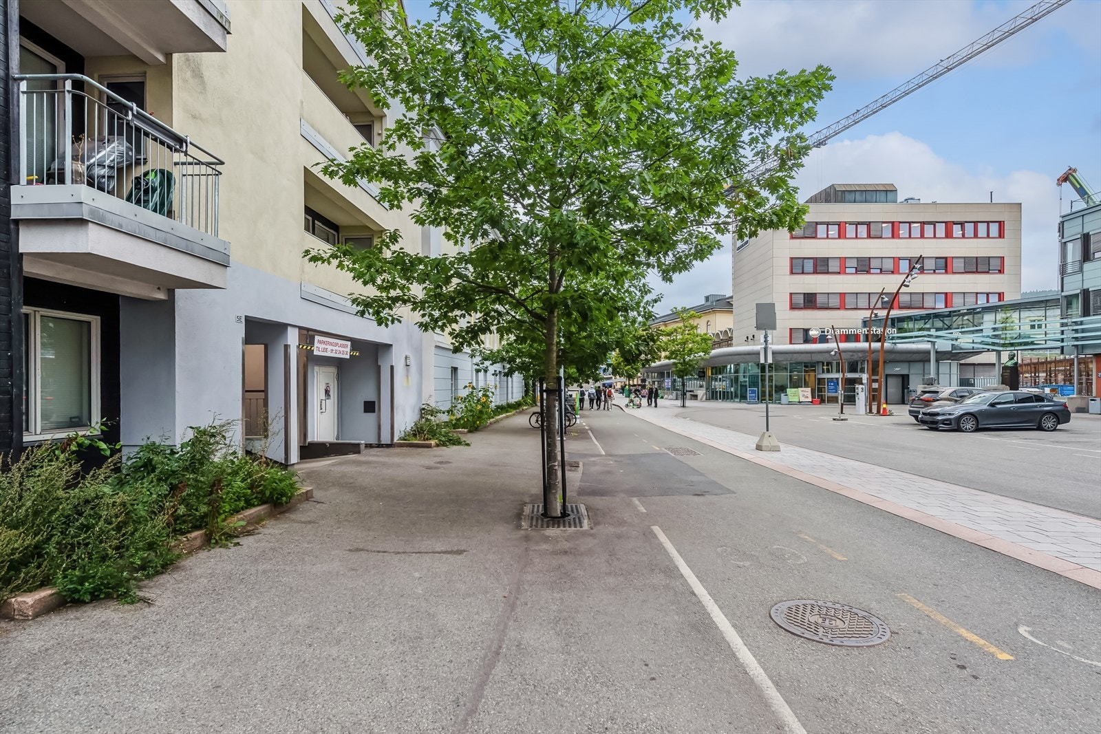 Her bor du med kort gangavstand til alt man trenger i hverdagen. Rett utenfor døra finner vi blant annet tog, buss, et godt utvalg butikker og en rekke spisesteder. Galleribilde