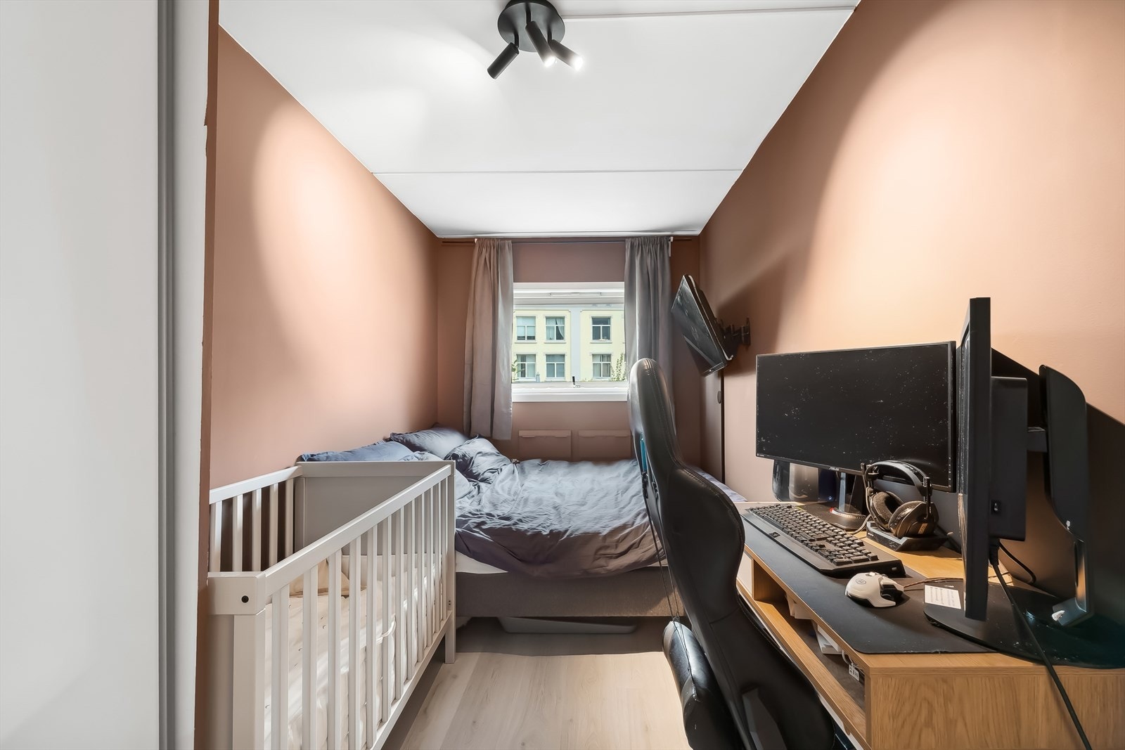 Leiligheten byr på 1 lekkert soverom. Rommet har en meget flott utførelse med fine og gjennomtenkte farge- og materialvalg med god plass til seng med tilhørende nattbord. Det er muligheter for innredning med egen kontordel. Galleribilde