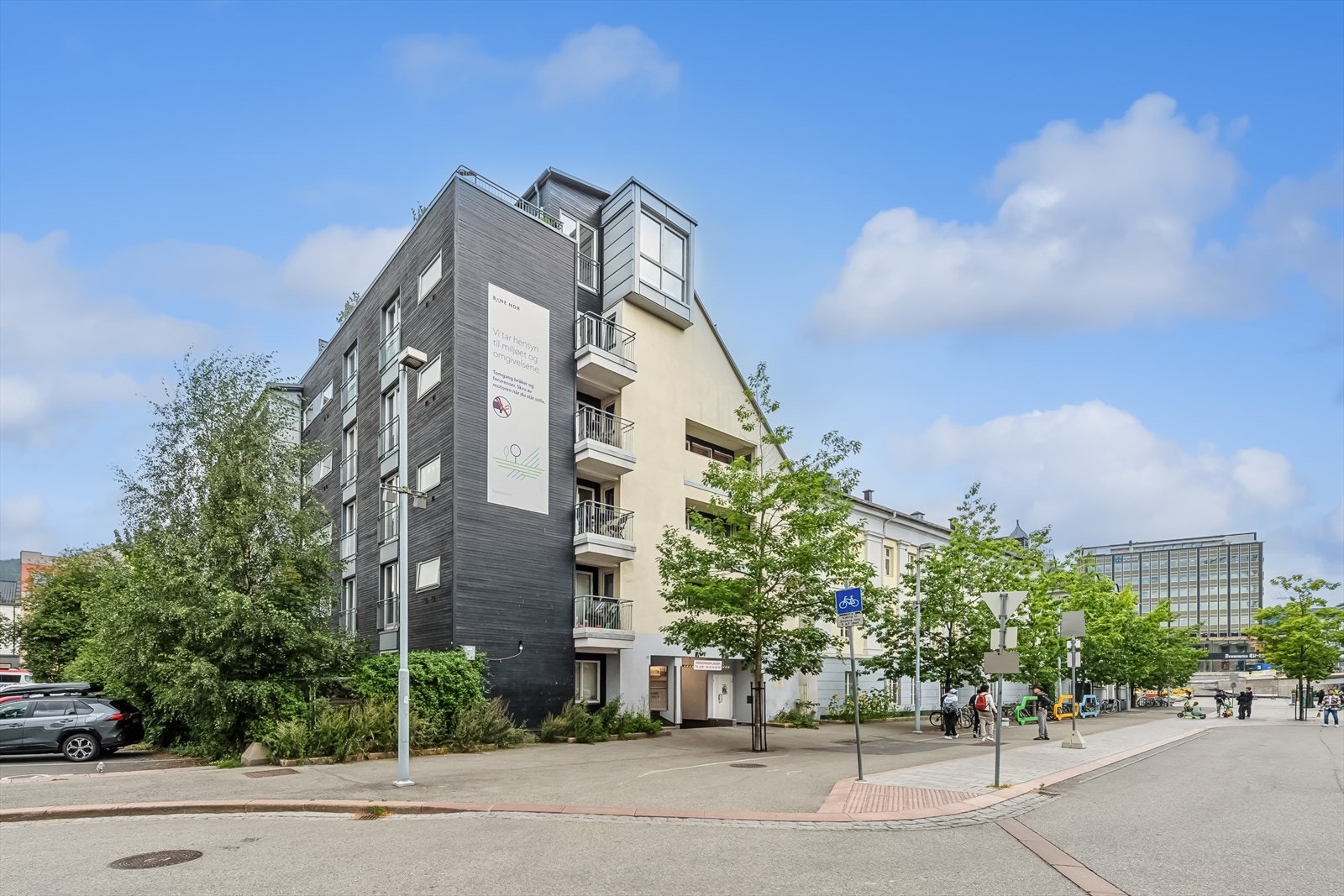 Leiligheten har en svært sentral beliggenhet. Fra boligen kan du nyte godt av umiddelbar tilgang til Strømsø torg, som har togstasjon, busstasjon og et rikt utvalg av butikker. Galleribilde