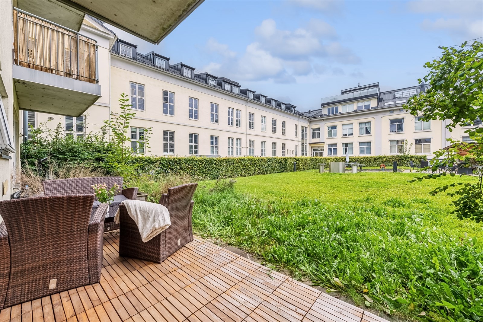 Fra stue og kjøkken er det utgang til et romslig og overbygget plattingområde med god plass til utemøbler. Plattingen er på hele 10 m2. Galleribilde