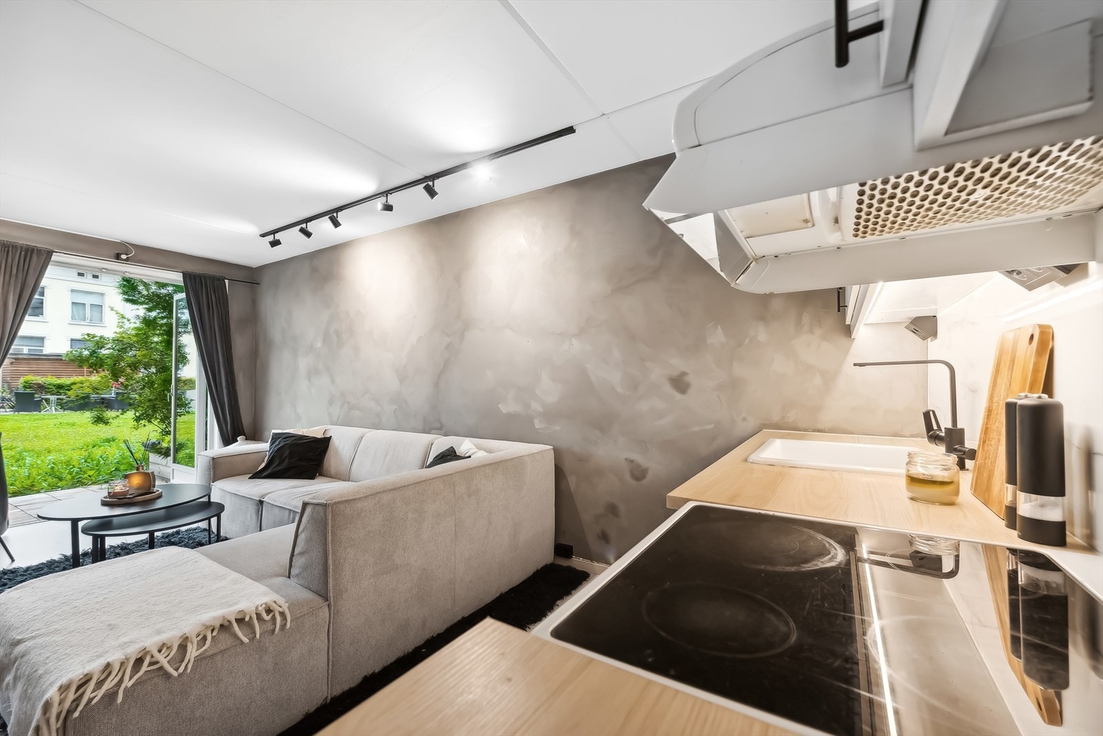 Innredningen har overskap, skuffeksjoner, hvitevarer, plate på vegg mellom benkeplate og overskap for enkel rengjøring, servant og belysning under overskap. Det er gode arbeidsforhold på kjøkkenet. Galleribilde