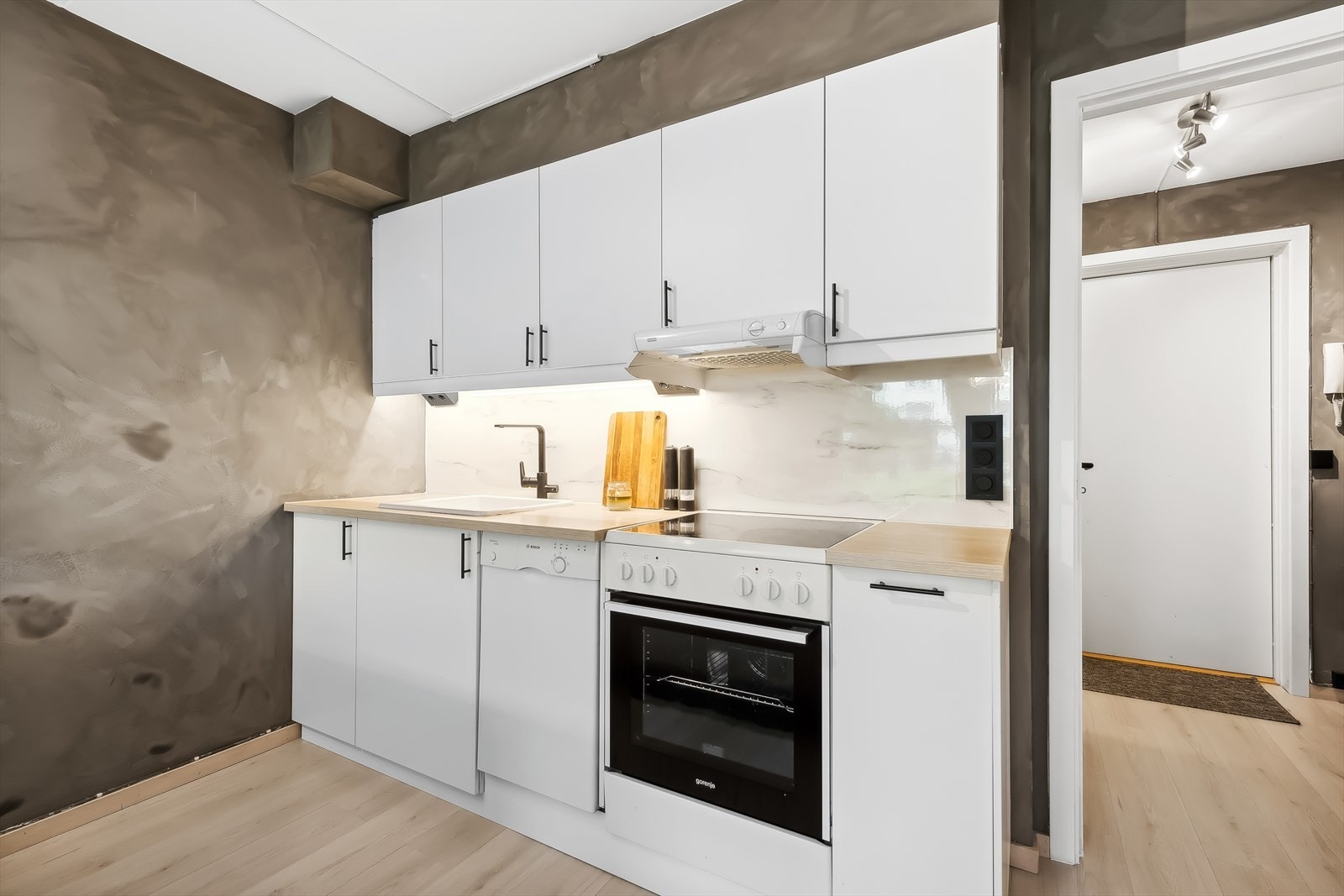 Innredningen har en gjennomtenkt plassering i rommet for en åpen og sosial atmosfære, samtidig med hensyn til maksimal utnyttelse av plassen. Galleribilde