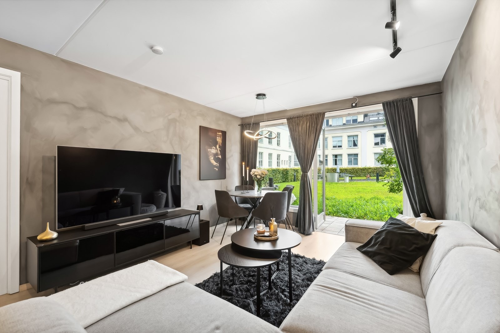 Romslig, innbydende og åpen stue med mange møbleringsmuligheter. Galleribilde